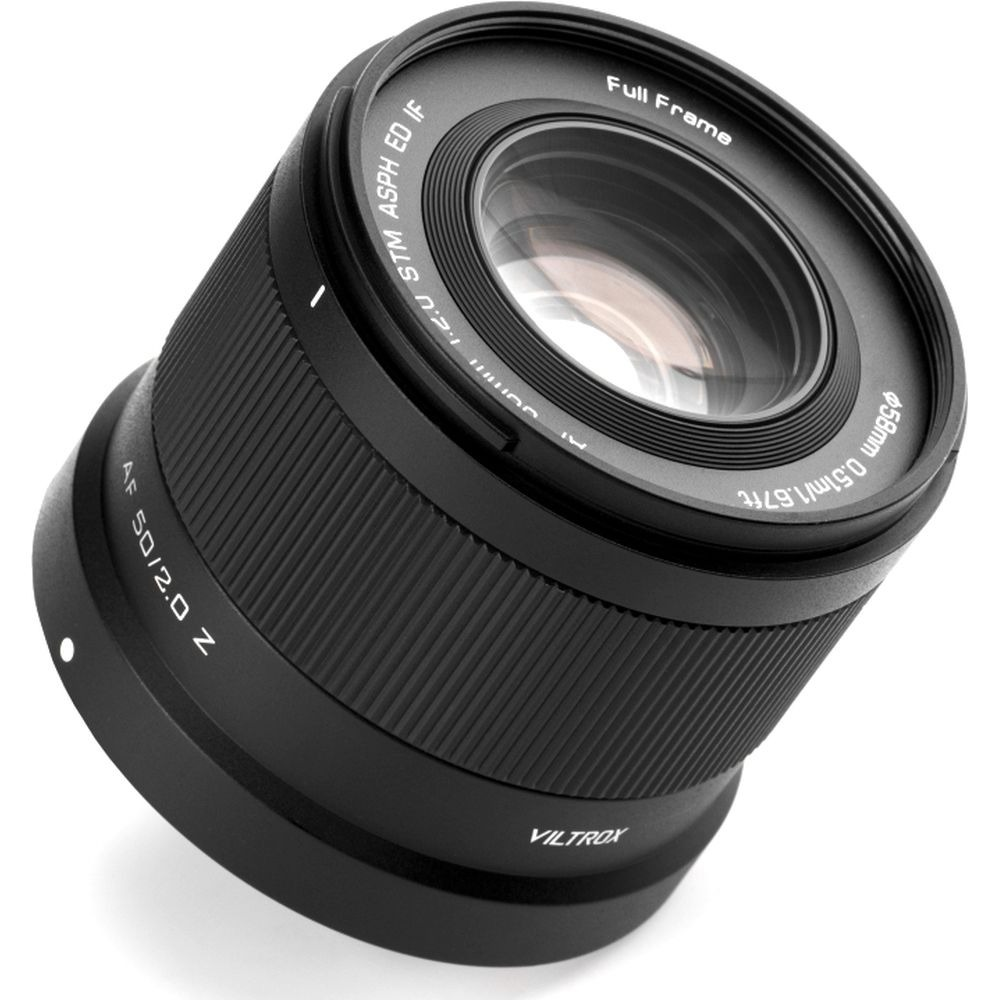 Obiettivo Viltrox nero con iscrizioni "Full Frame" e "AF 50/2.0 Z".