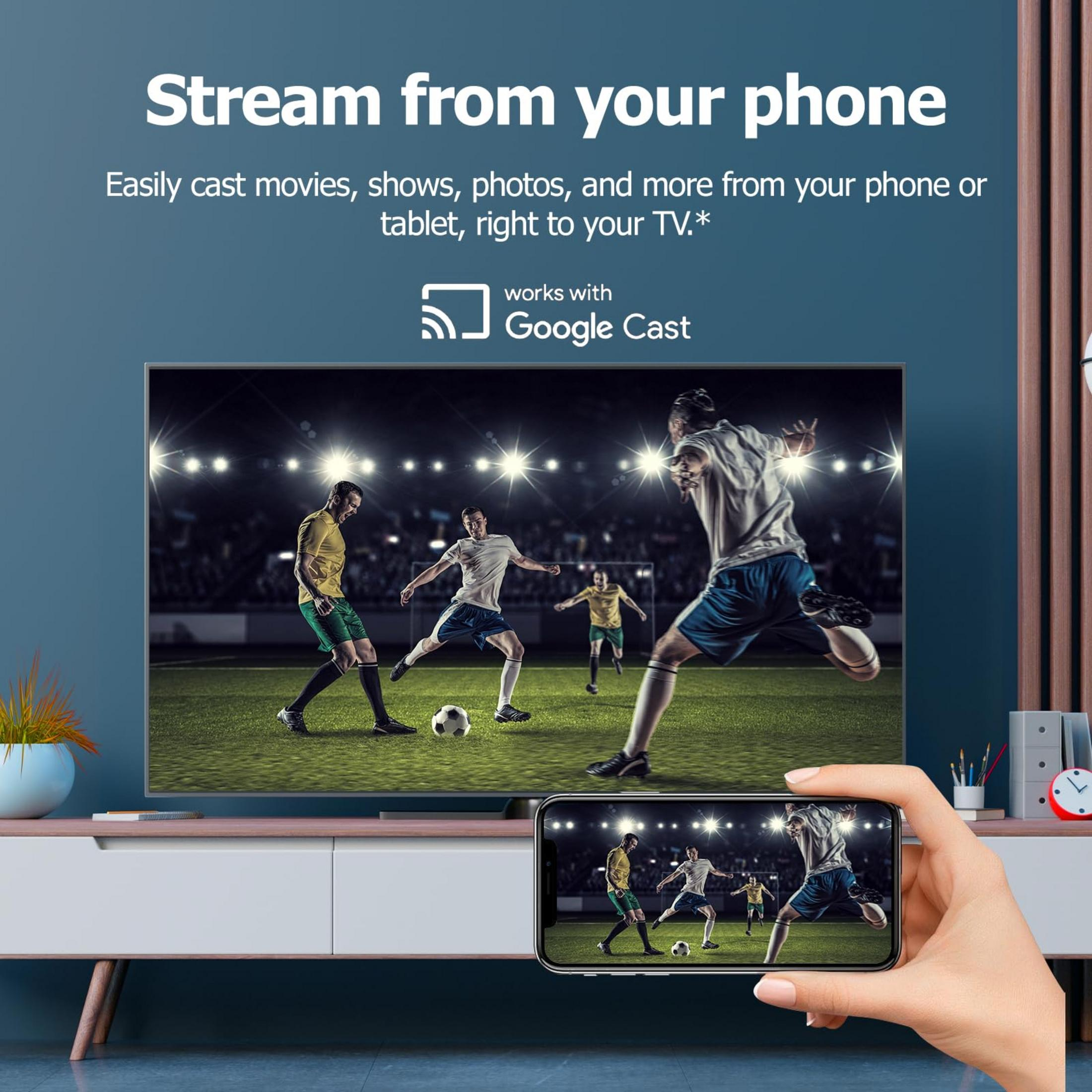 Fußballspiel auf einem Fernseher und Smartphone, gestreamt von einem Handy.