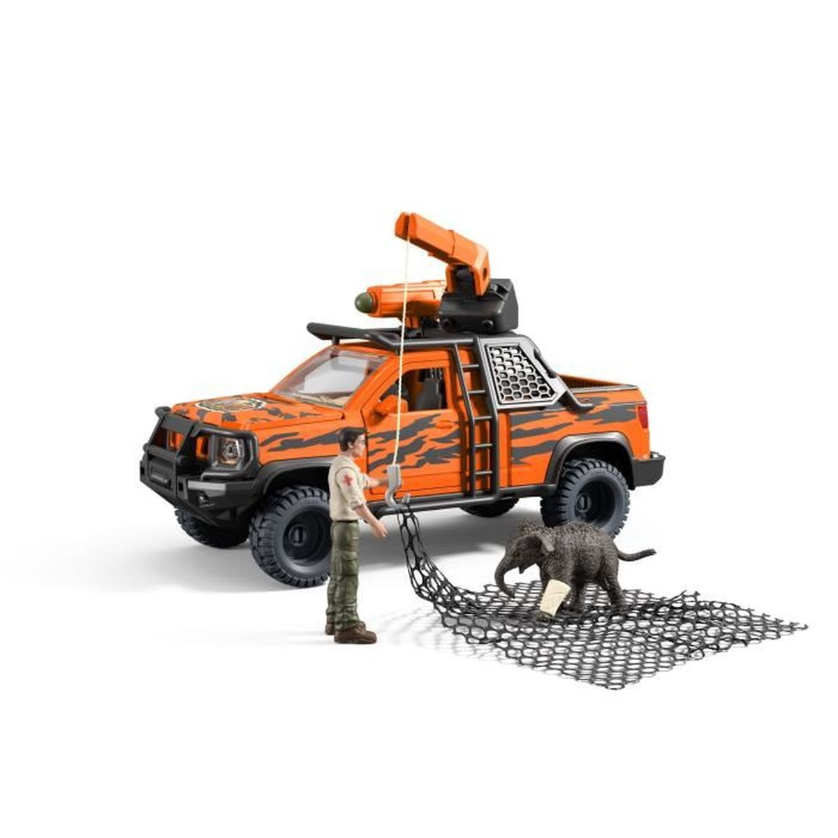 Ein Mann mit einem Spielzeug-Elefanten und einem Fangnetz neben einem orangefarbenen Spielzeug-Jeep.