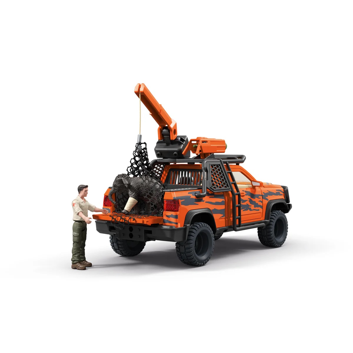 Ein Mann belädt einen orangen Pick-up mit Tiermotiv. Ein Elefant in einem Netz hängt am Kran.