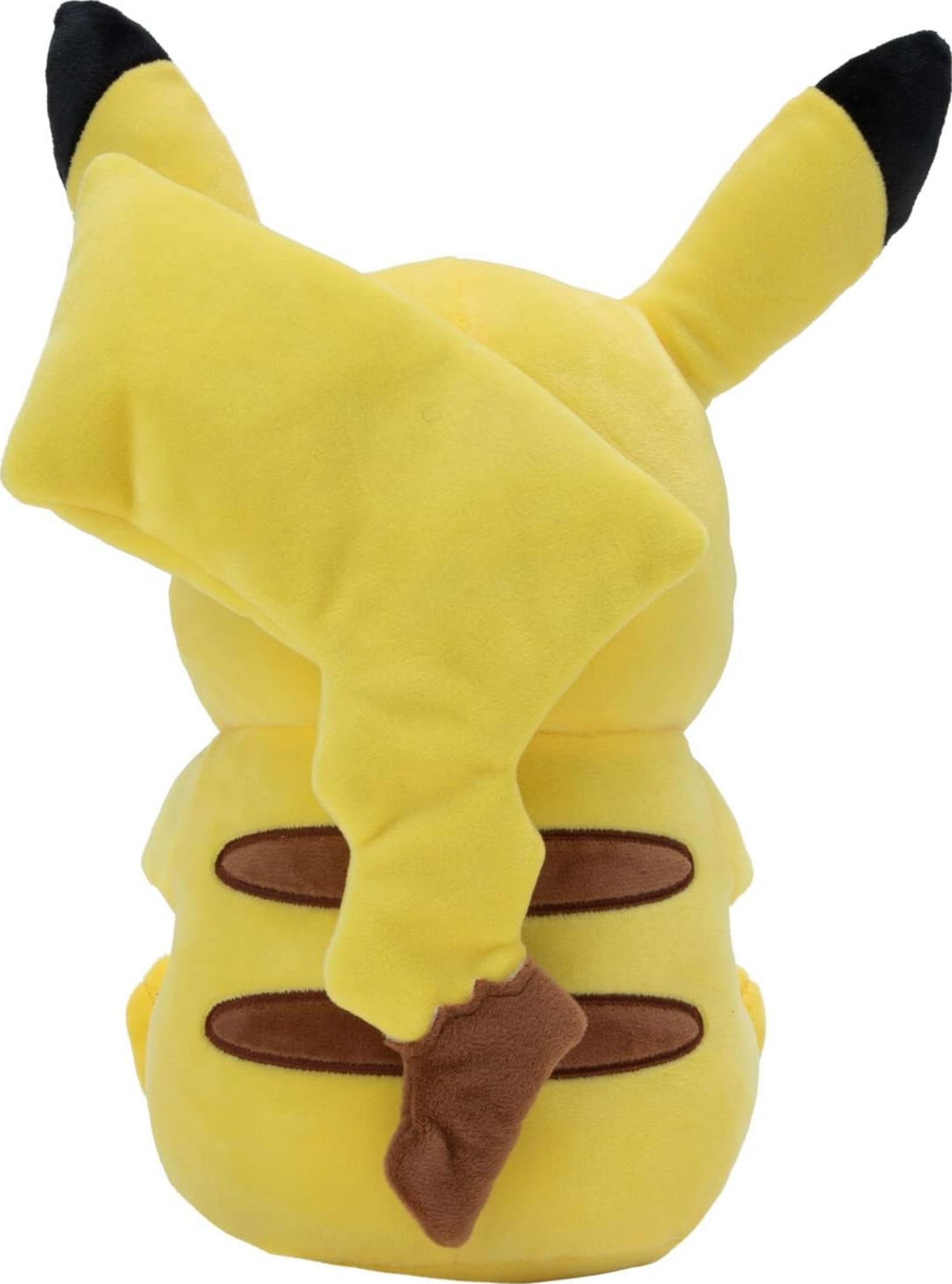 Ein gelbes Pikachu-Plüschtier mit braunen Streifen auf dem Rücken.