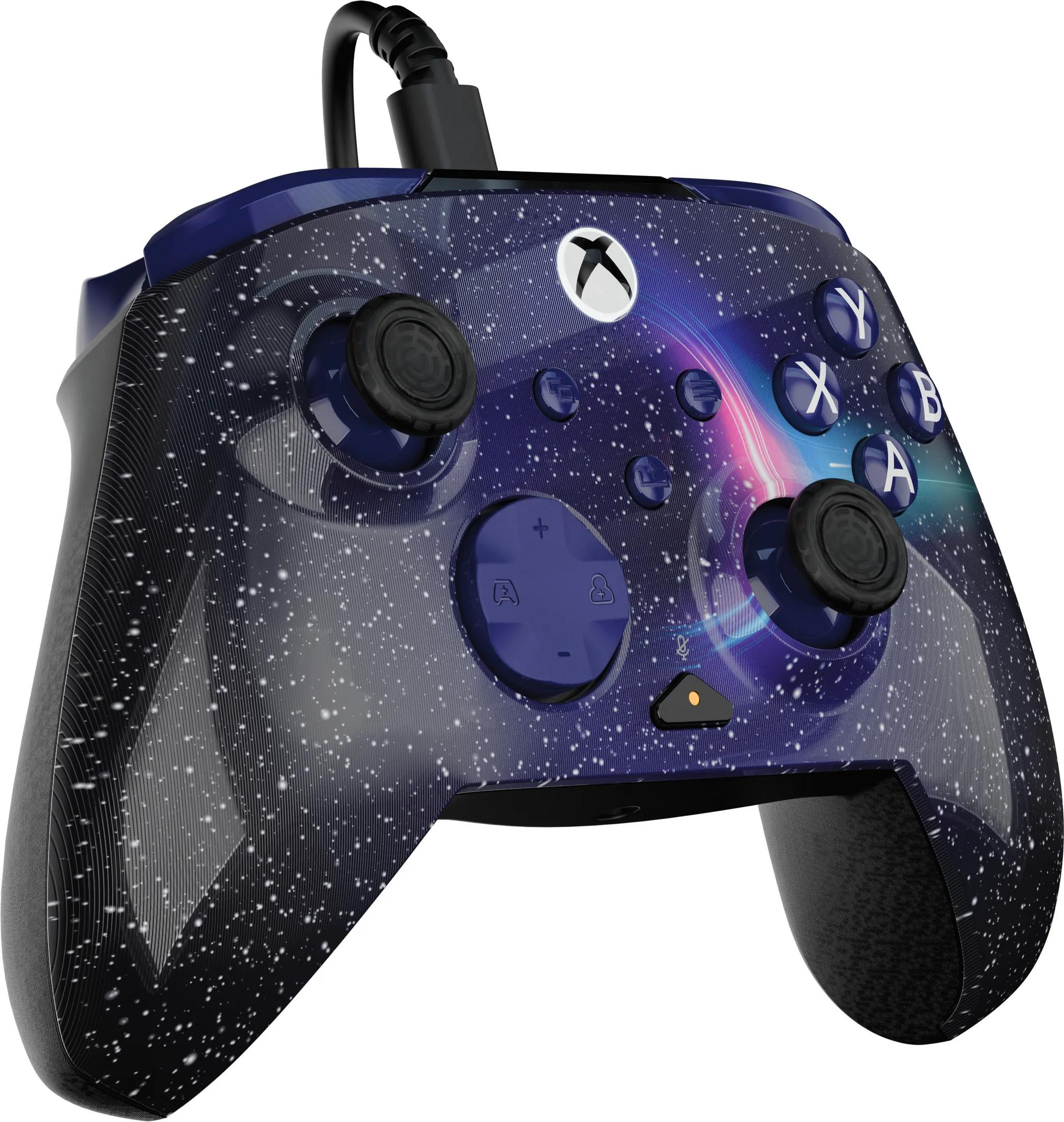 Un controller Xbox con design a notte stellata. Impugnature nere, pulsanti blu.