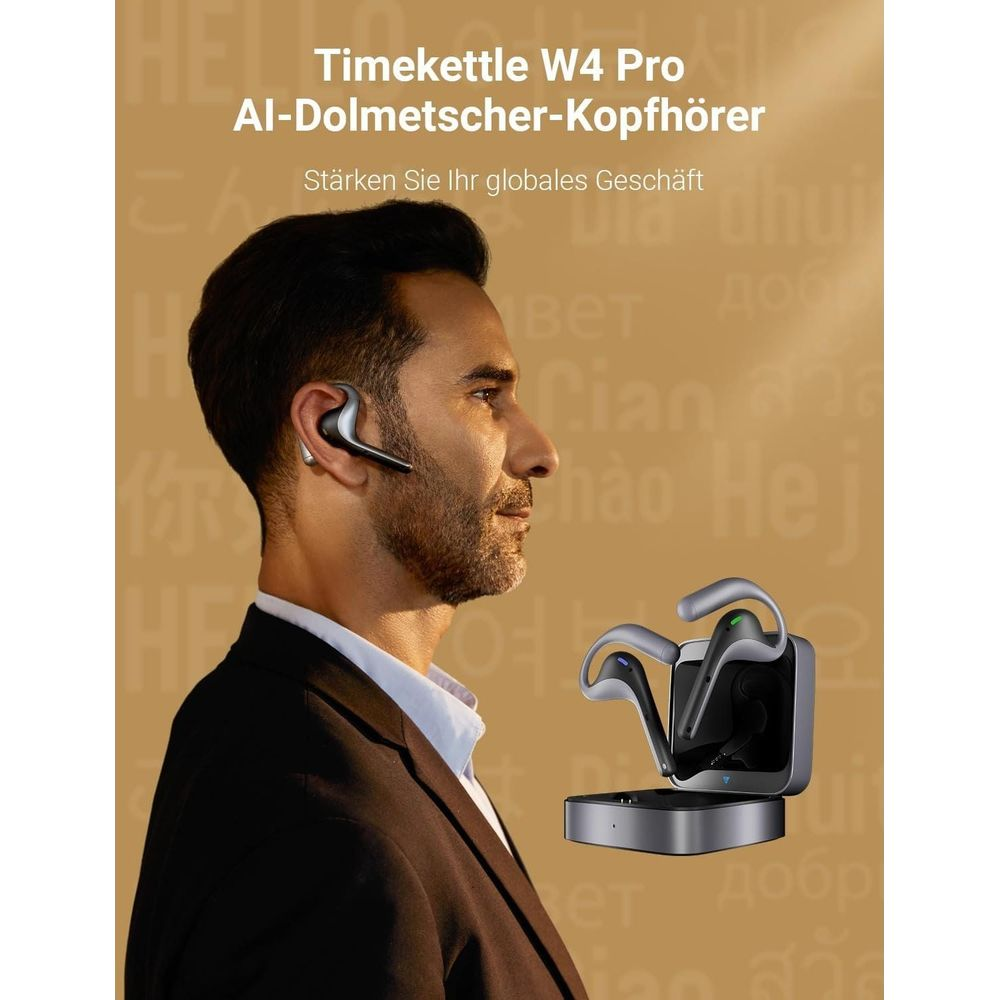 Hombre con auriculares Timekettle y estuche de carga. Fondo con palabras en varios idiomas.