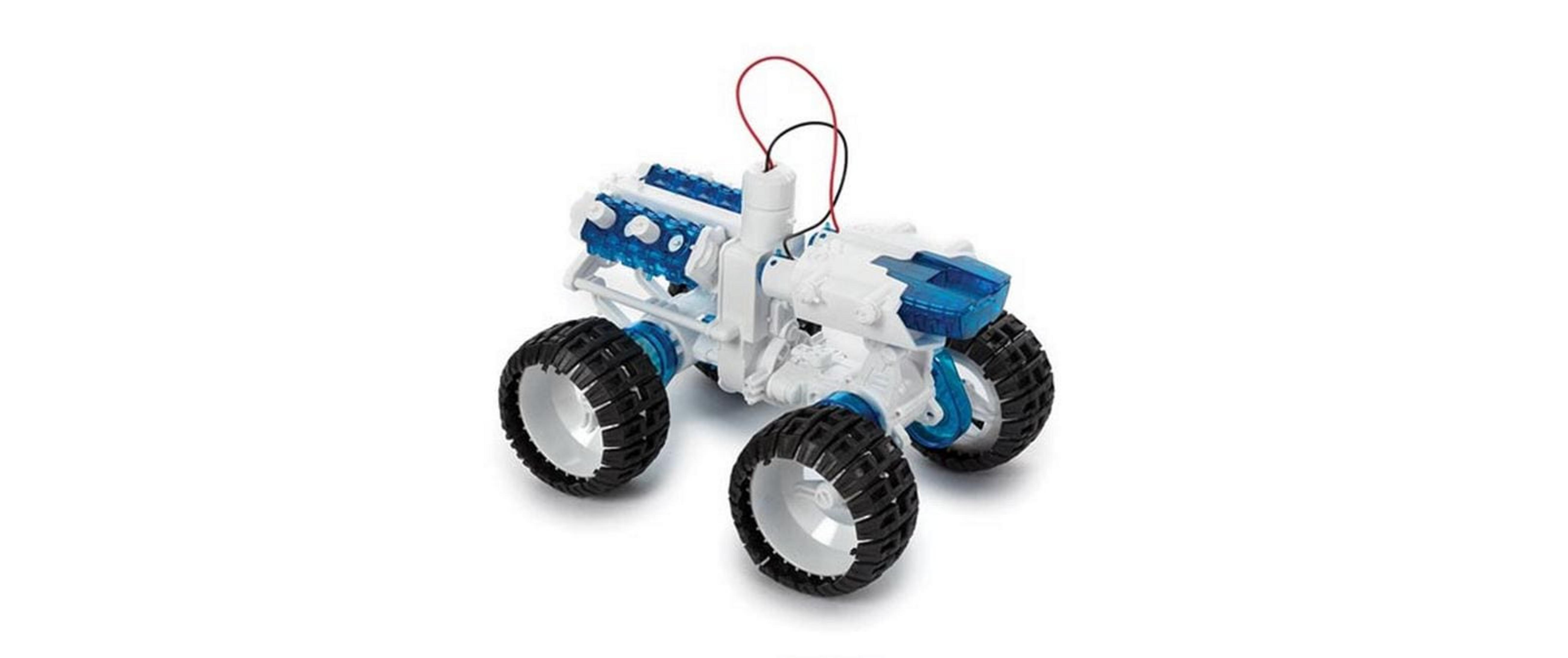 Un coche de juguete blanco y azul con neumáticos grandes y cables.