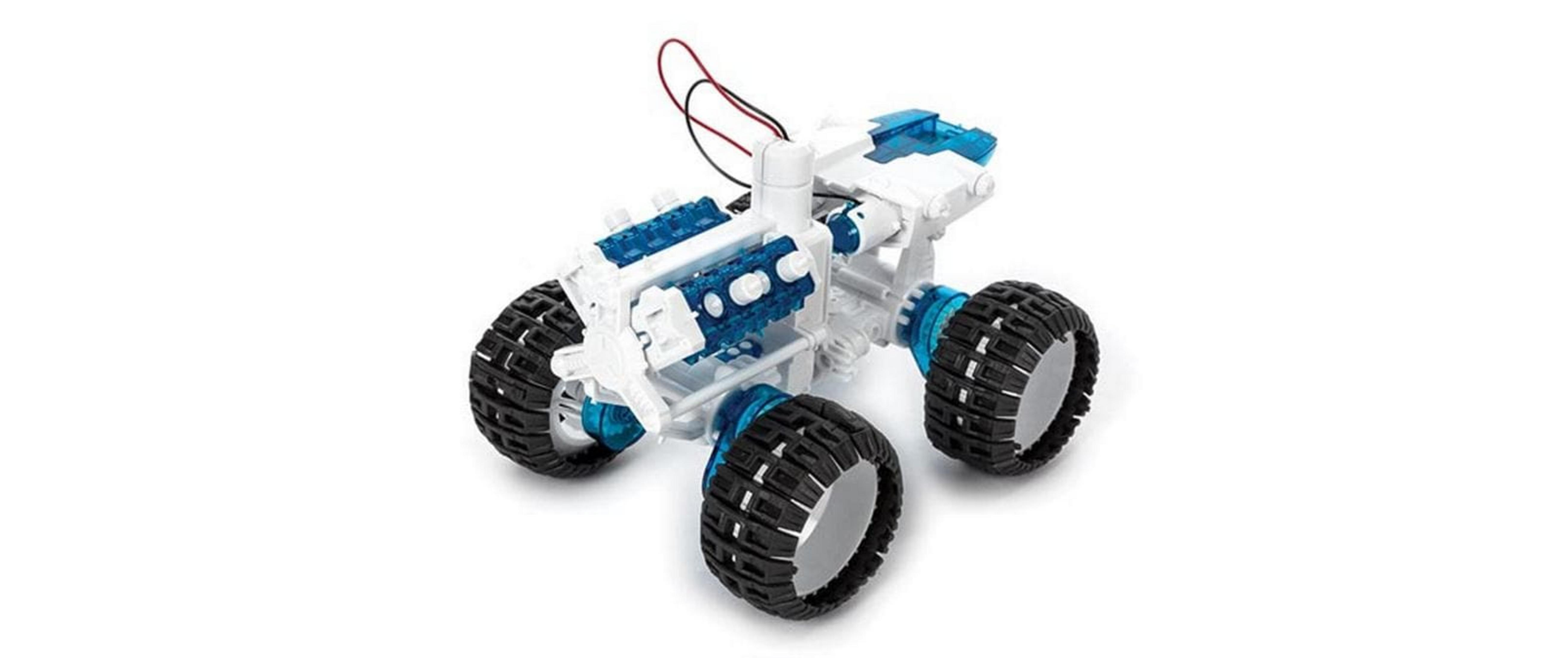 Un coche teledirigido blanco con detalles azules y ruedas negras grandes.