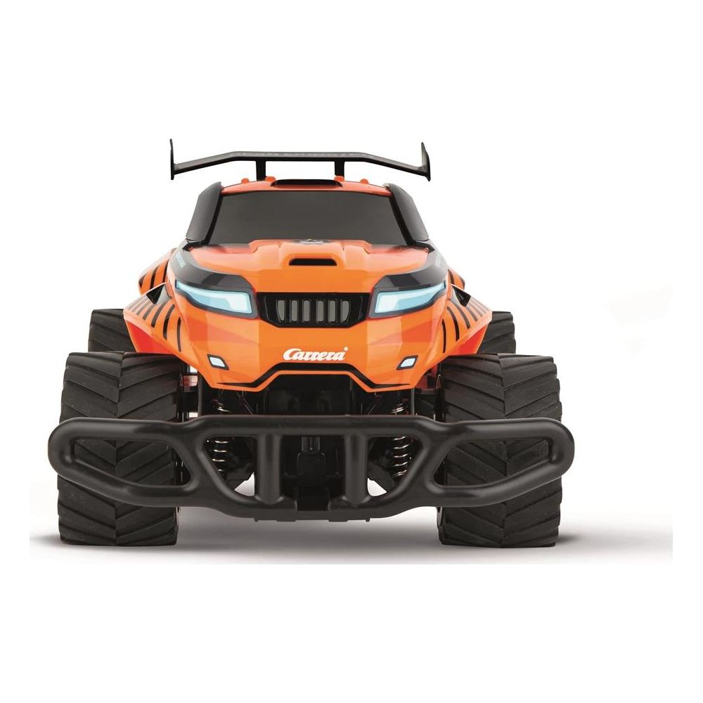 Coche teledirigido naranja con rayas negras, alerón grande y parachoques.