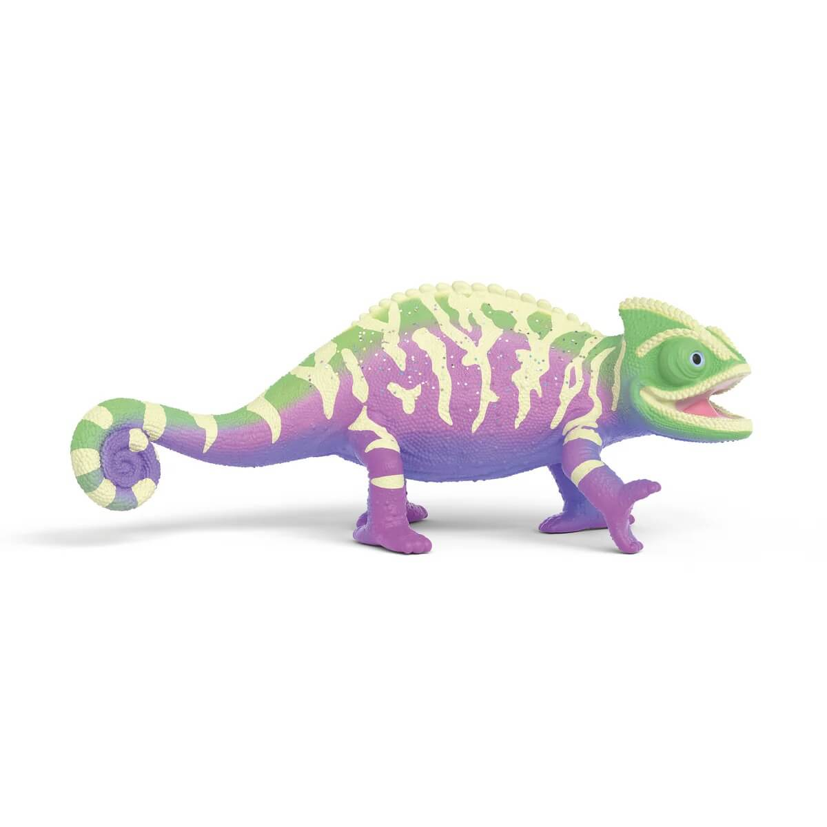 Un caméléon jouet violet et vert sur fond blanc.