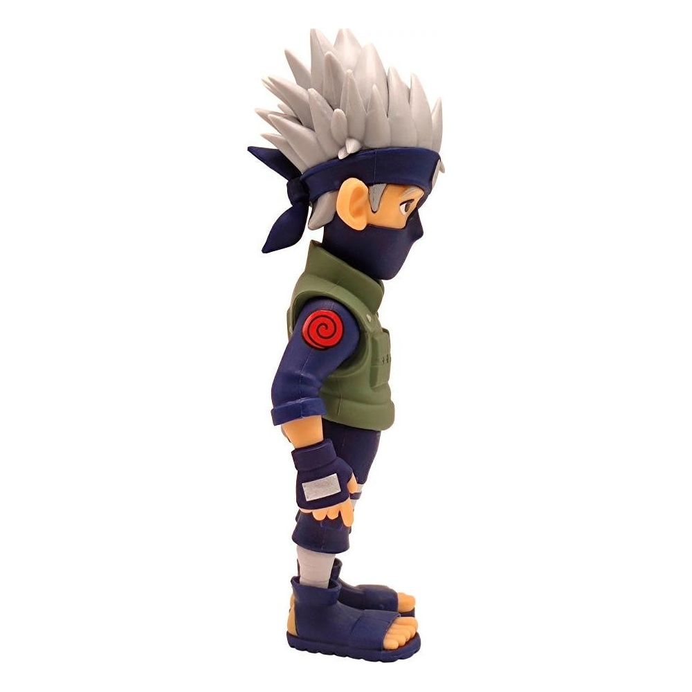 Figura in stile anime con capelli bianchi, maschera blu e gilet verde.