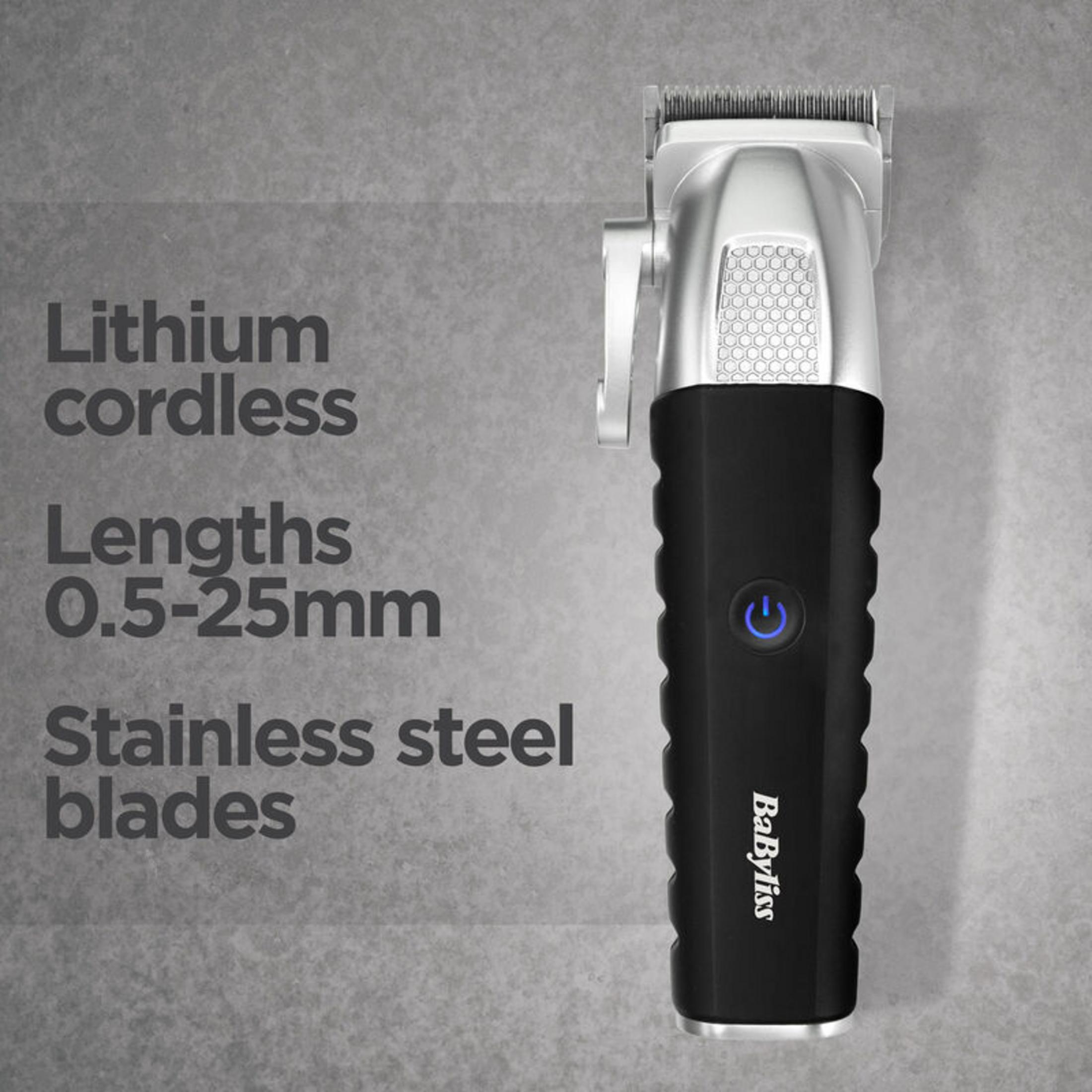 Ein silberner und schwarzer Haarschneider mit Babyliss-Logo auf grauem Hintergrund.