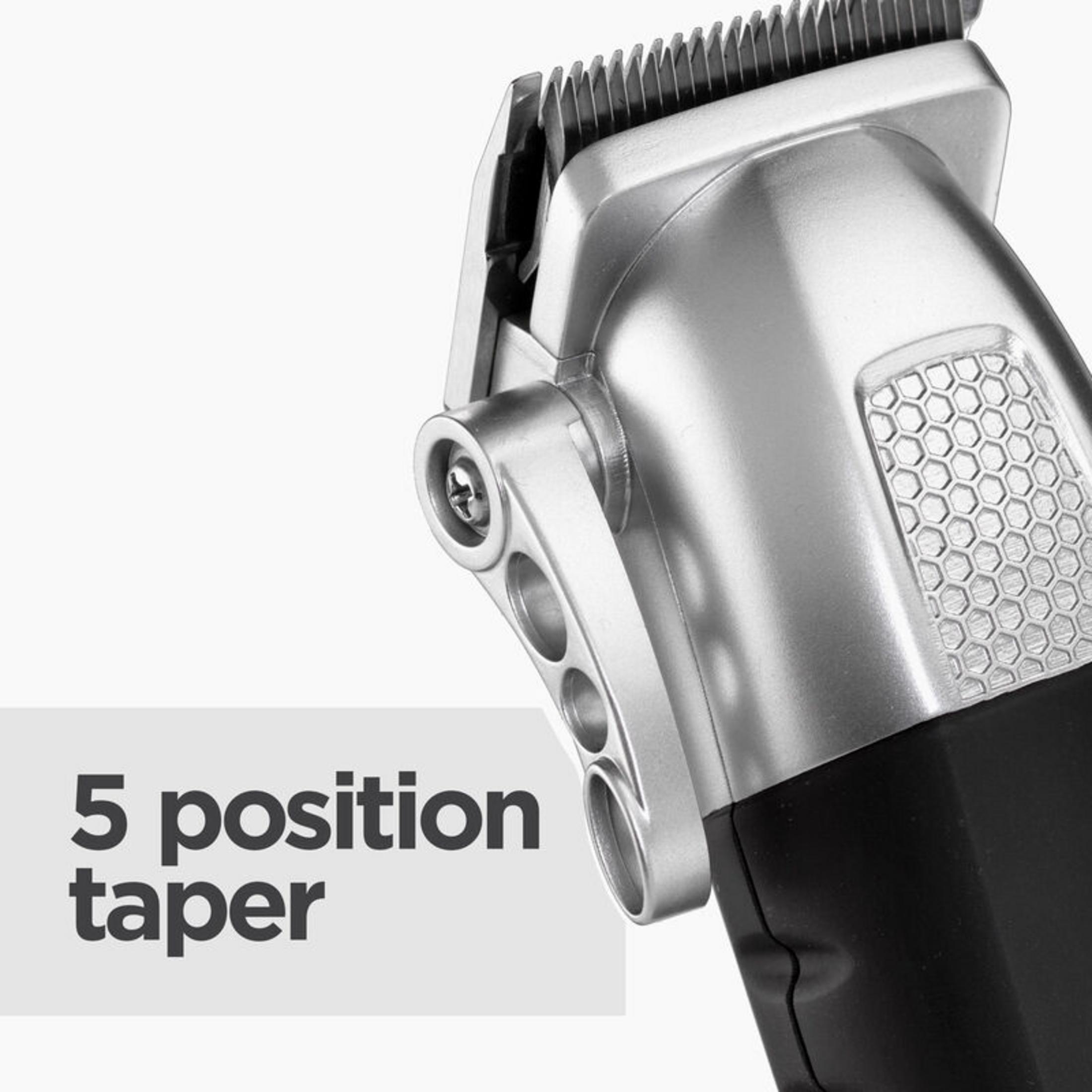Nahaufnahme einer silbernen Haarschneidemaschine mit schwarzem Griff und 5-stufigem Taper-Hebel.