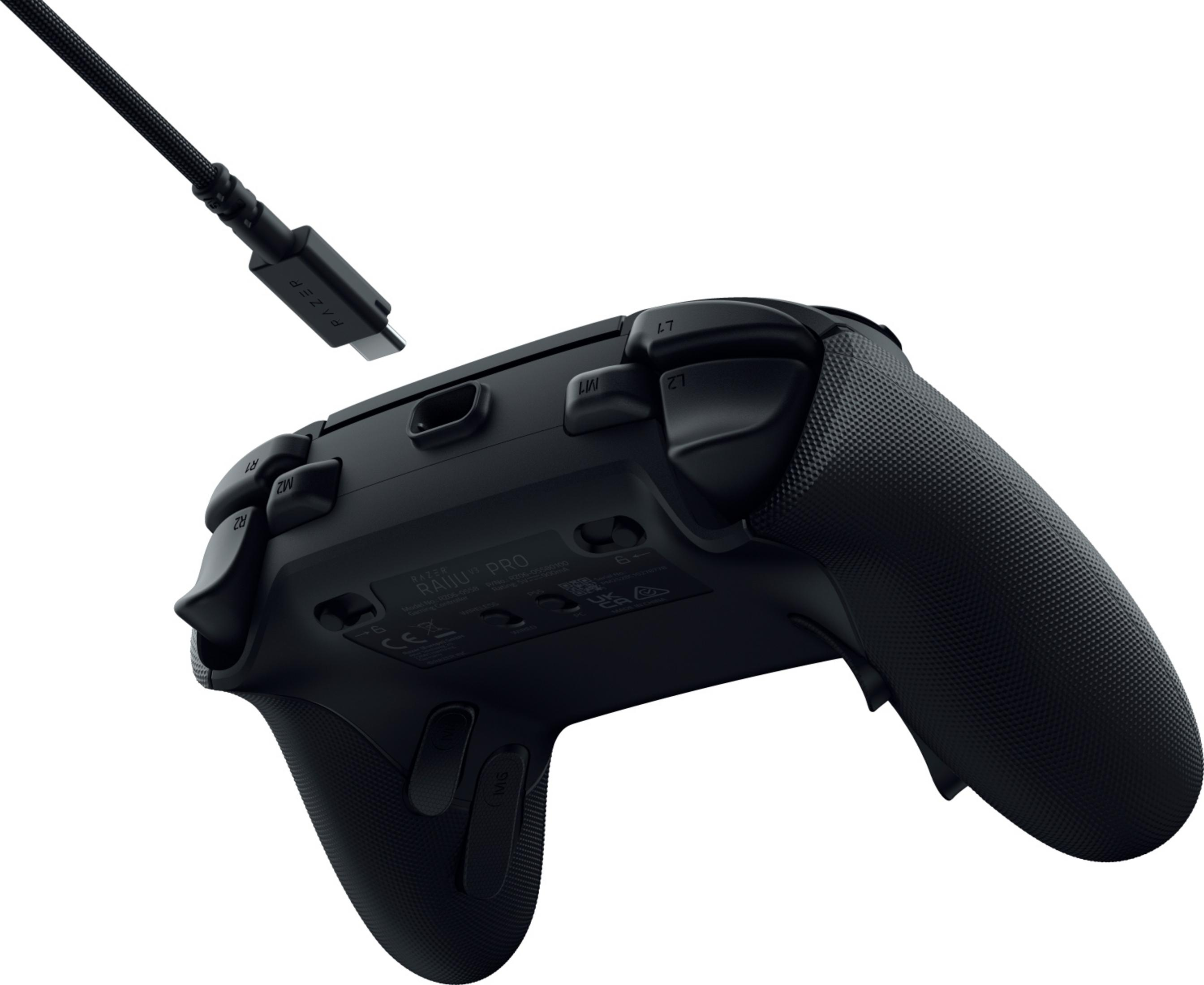 Controller da gioco nero con cavo USB-C collegato, vista ravvicinata.