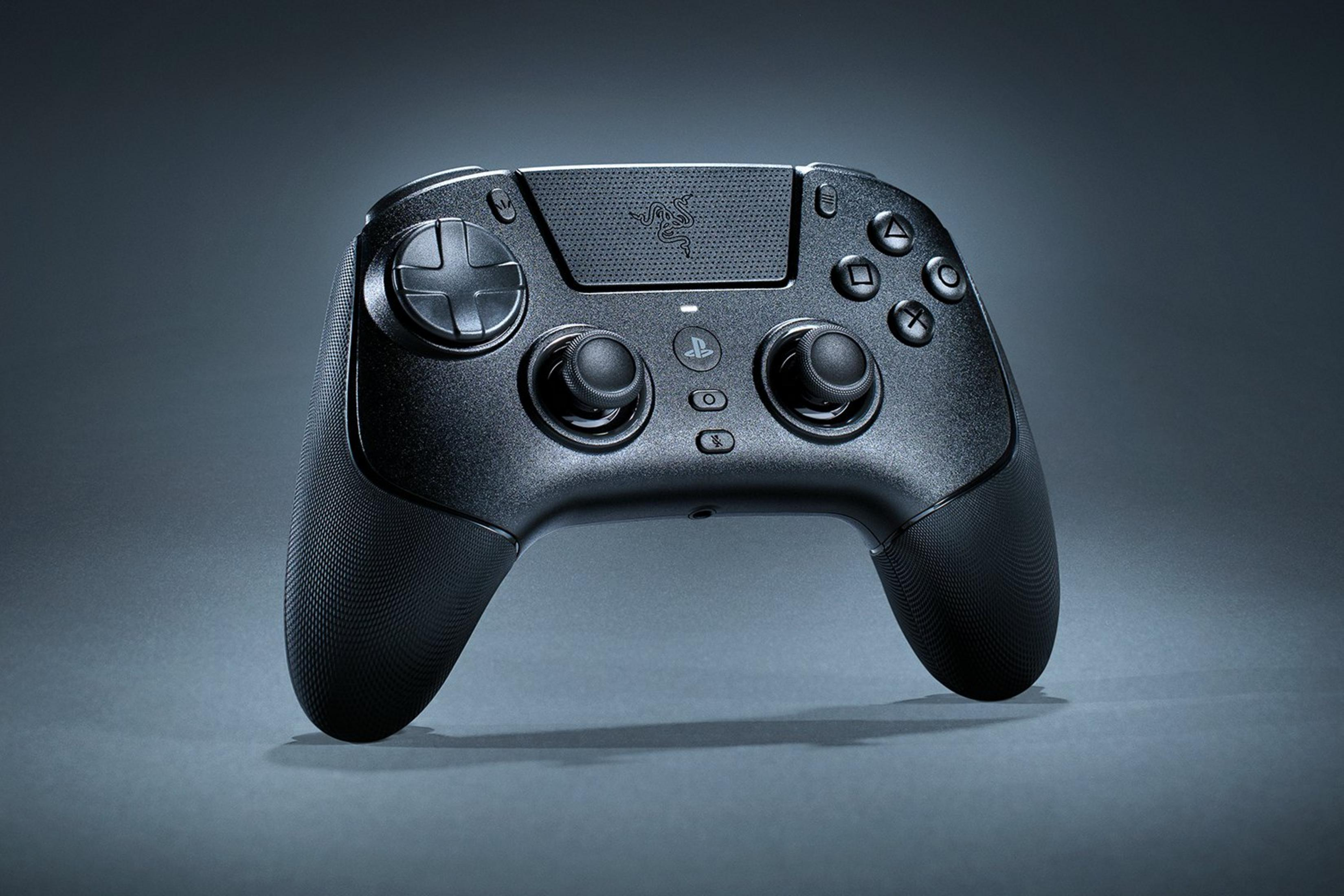 Un controller da gioco nero riposa su uno sfondo scuro.