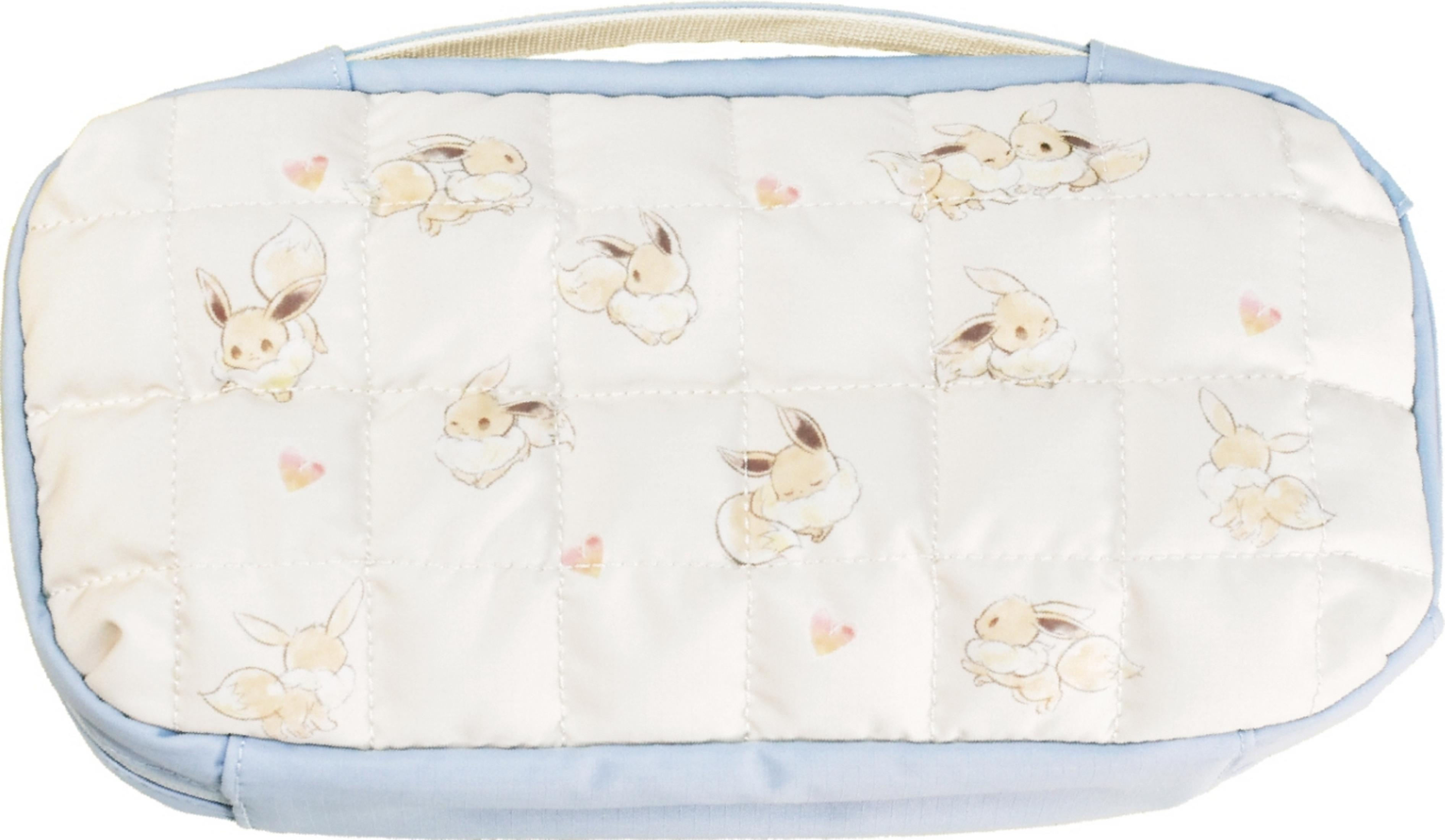 Bolsa acolchada blanca con estampado de Eevee y corazones rosas.