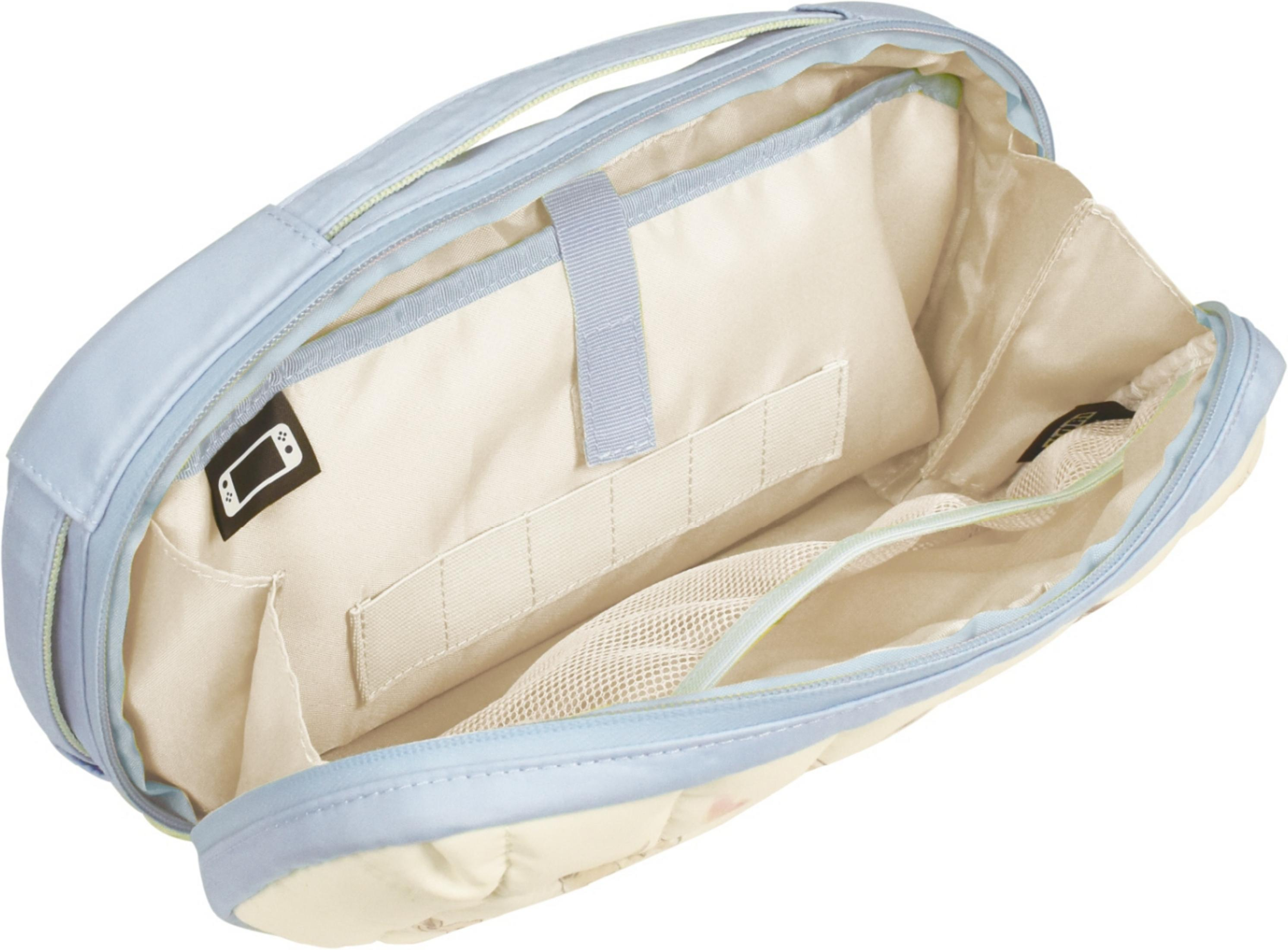 Una bolsa azul claro abierta con interior color crema y compartimentos.