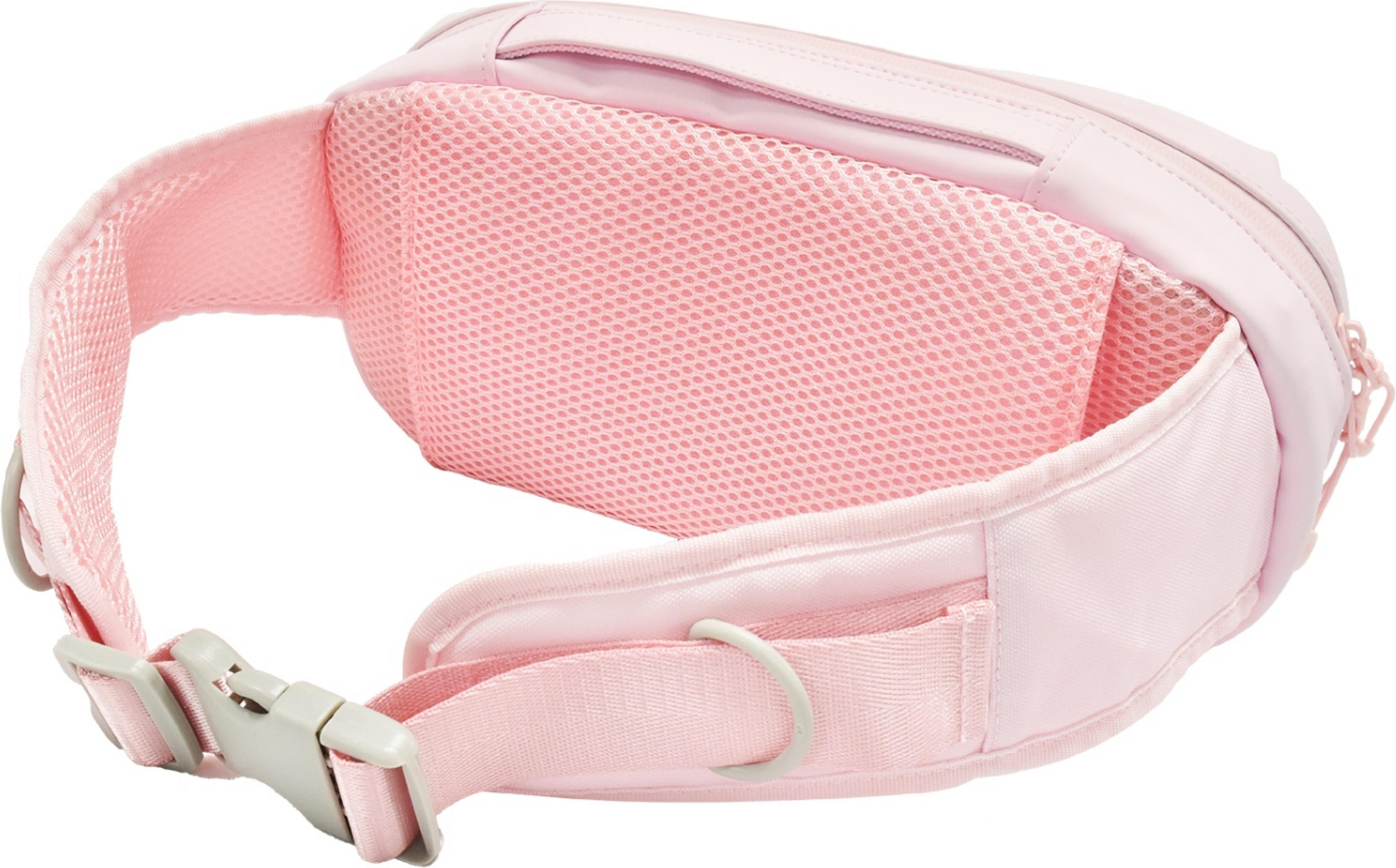 Una riñonera rosa con tejido de malla y hebillas grises.