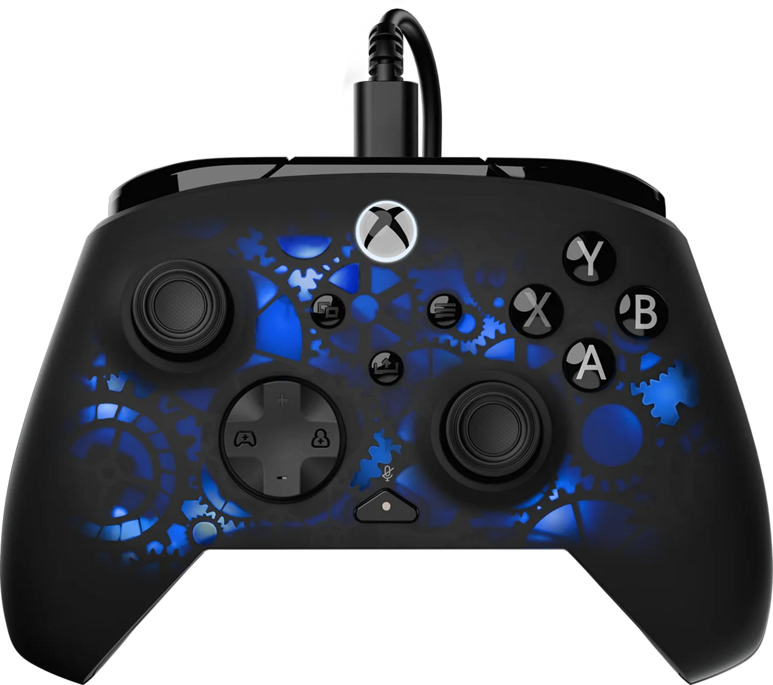 Schwarzer Xbox-Controller mit blauen Zahnrad-Akzenten und Kabel.