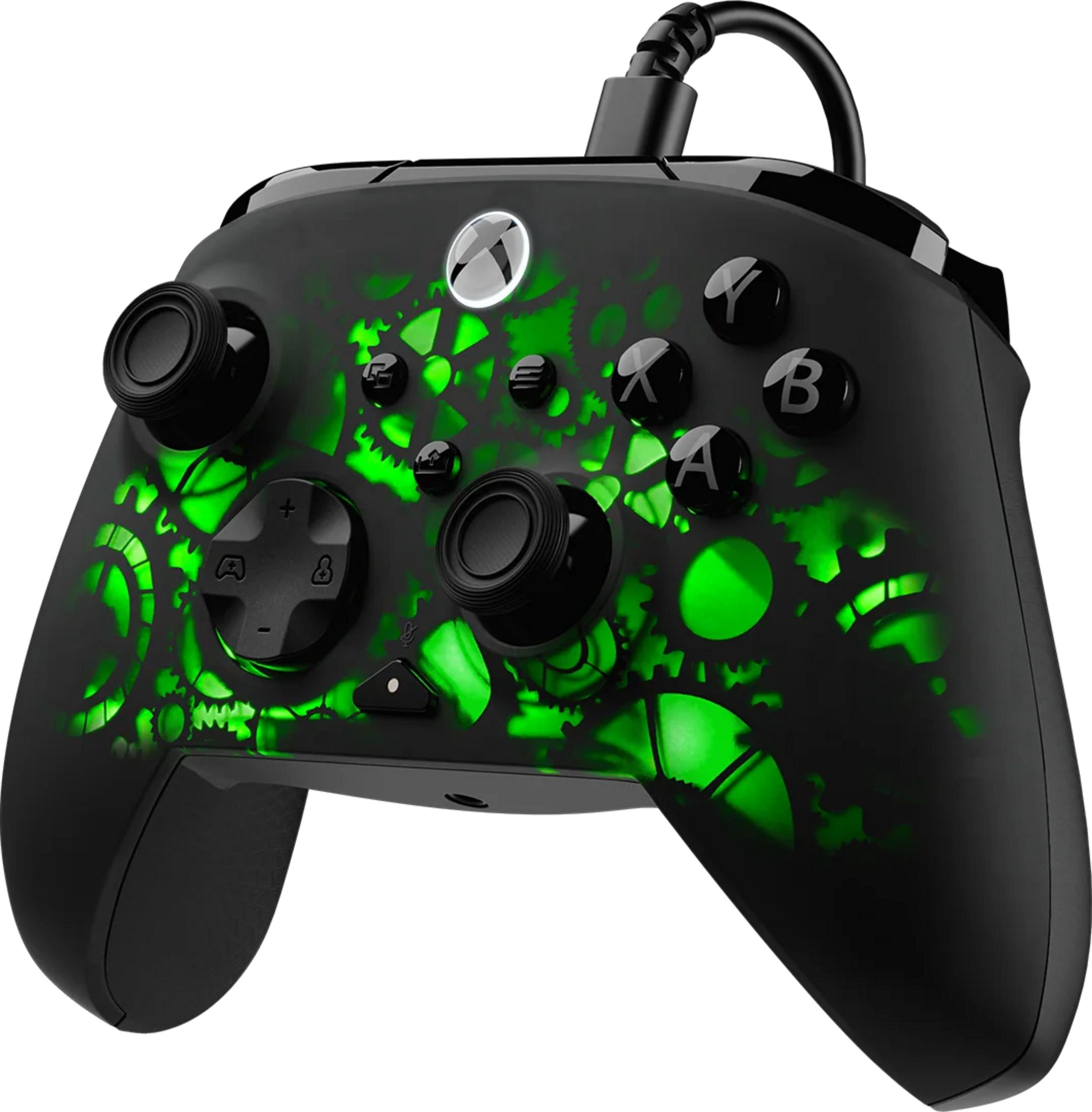 Schwarzer Xbox-Controller mit grüner Musterung und Kabel