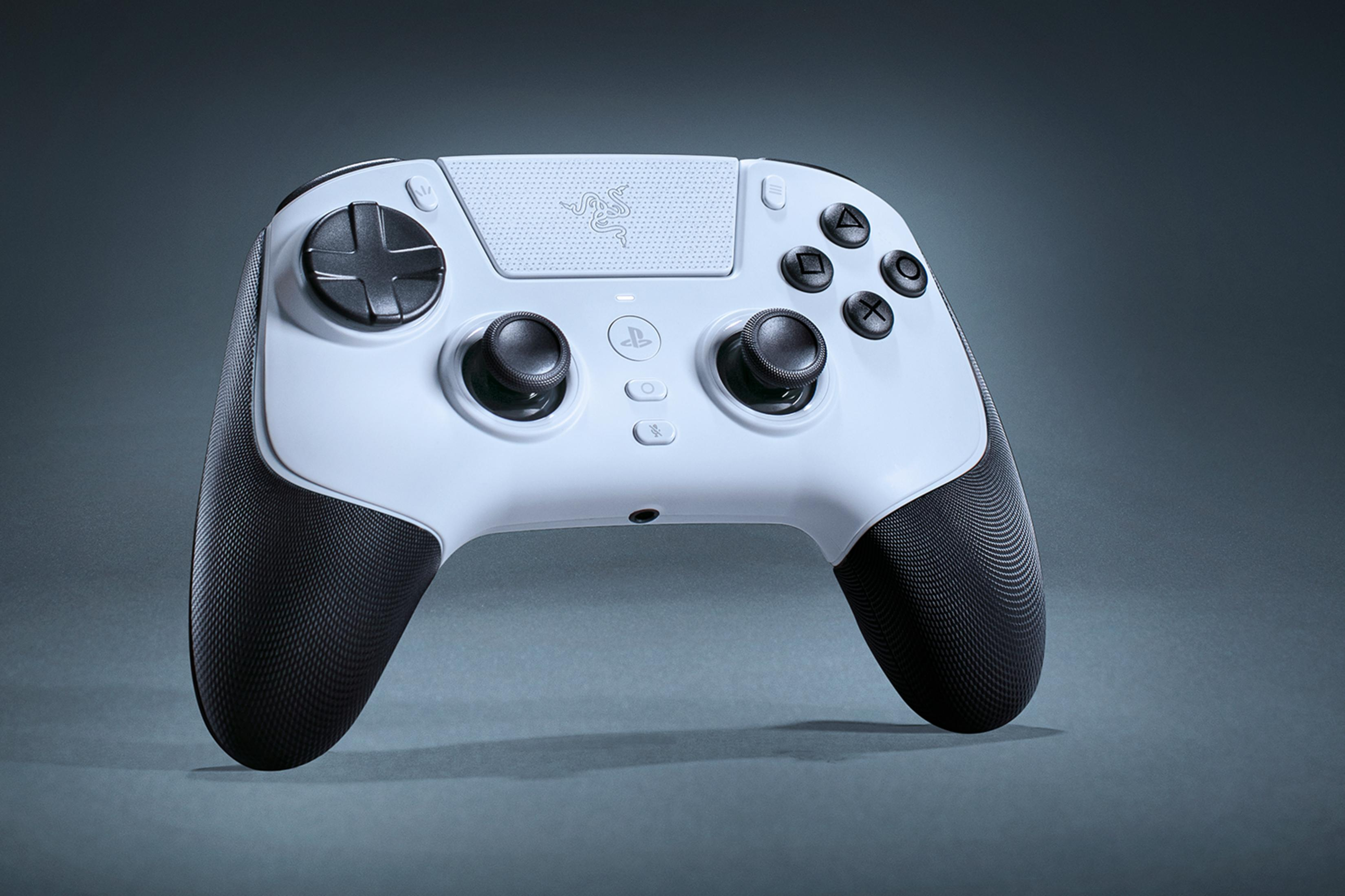 Ein weißer Gaming-Controller mit schwarzen Griffen und Tasten.