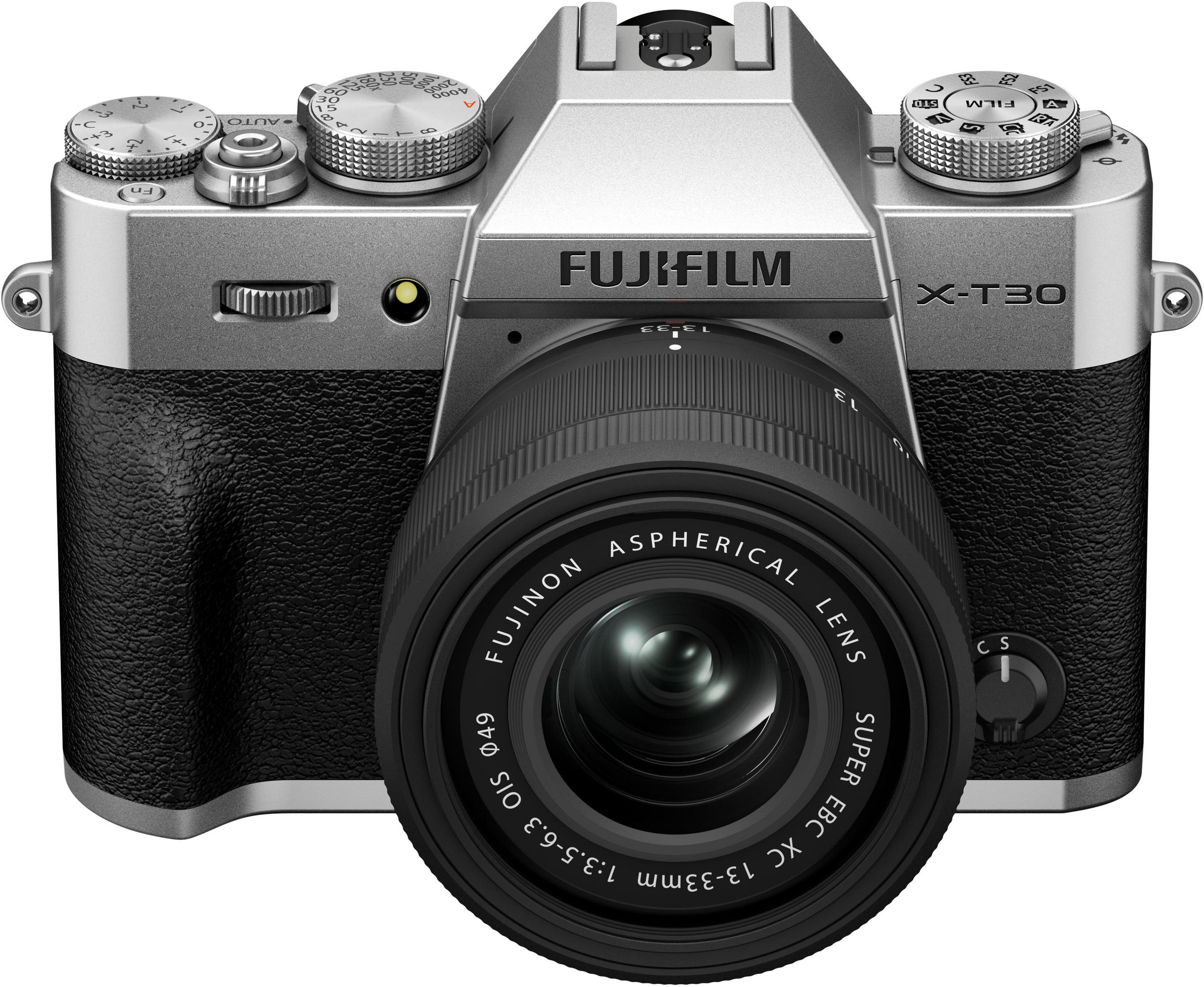 Silberne Fujifilm X-T30 Kamera mit schwarzem Ledergriff und Objektiv.