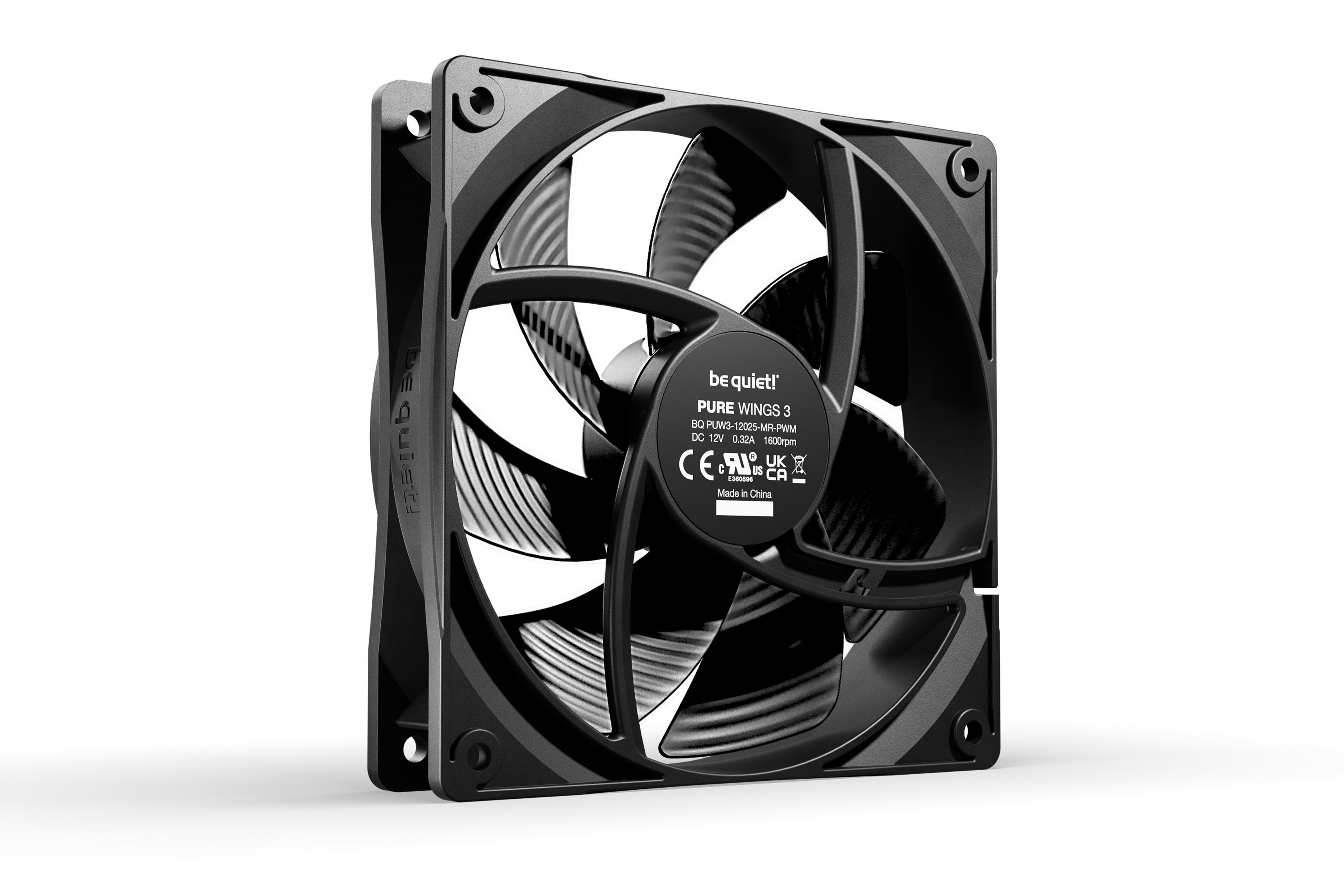 Ventola PC nera con pale argentate e dettagli modello su adesivo.