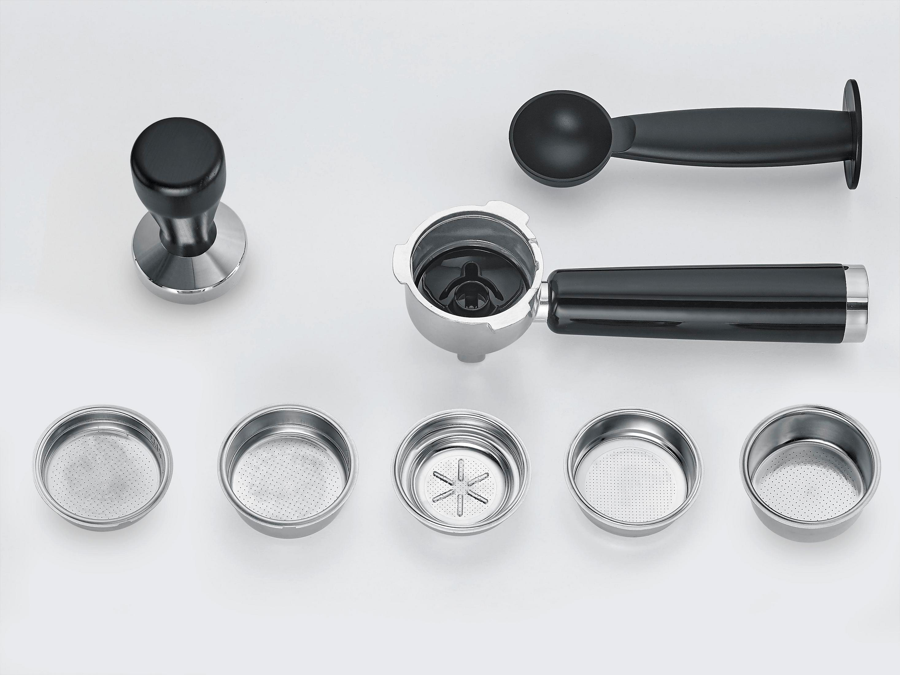 Espressomaschinenzubehör: Tamper, Siebträger, Löffel und mehrere Siebe.