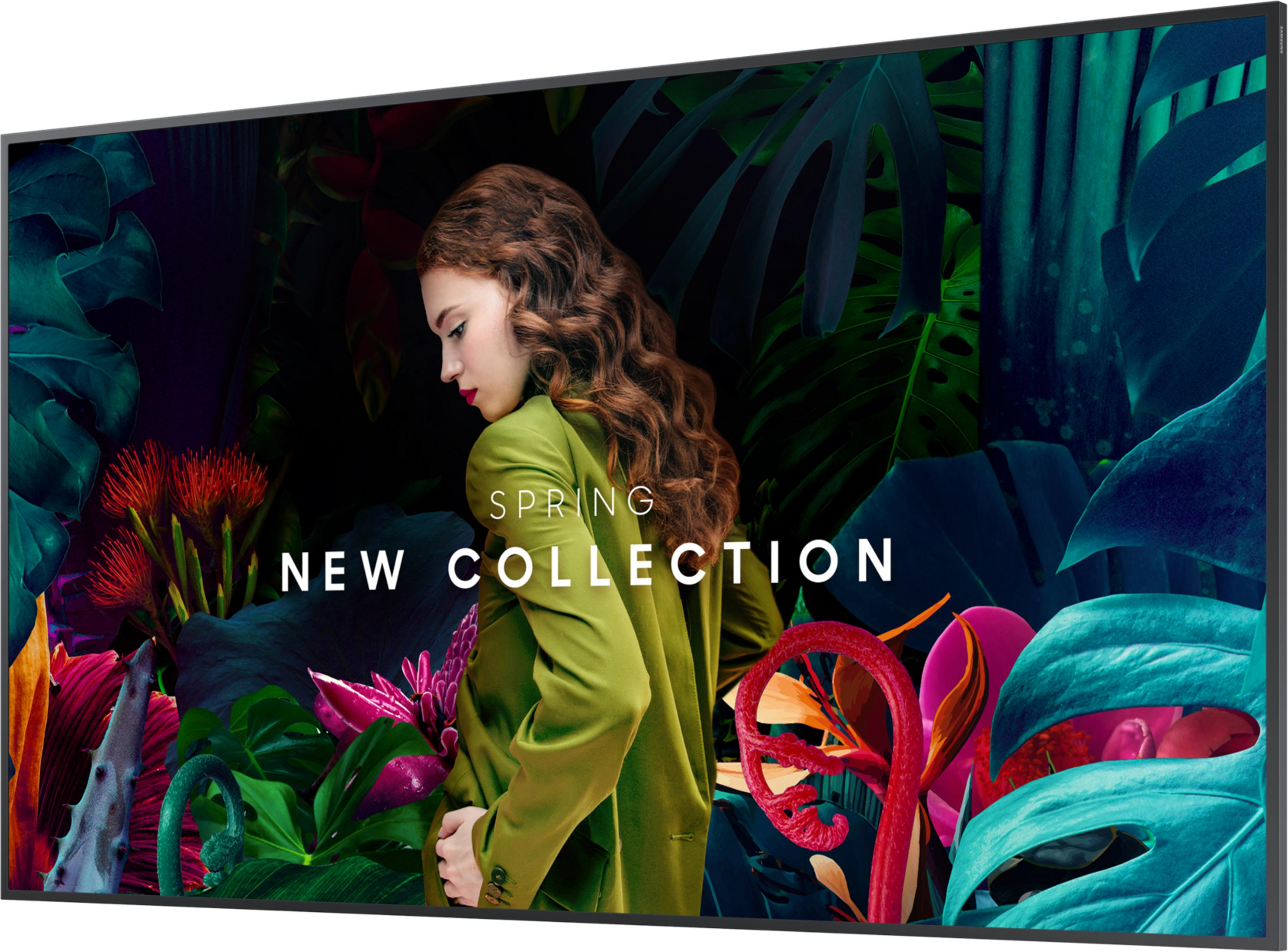 Una donna in blazer verde davanti a piante tropicali con testo "SPRING NEW COLLECTION".