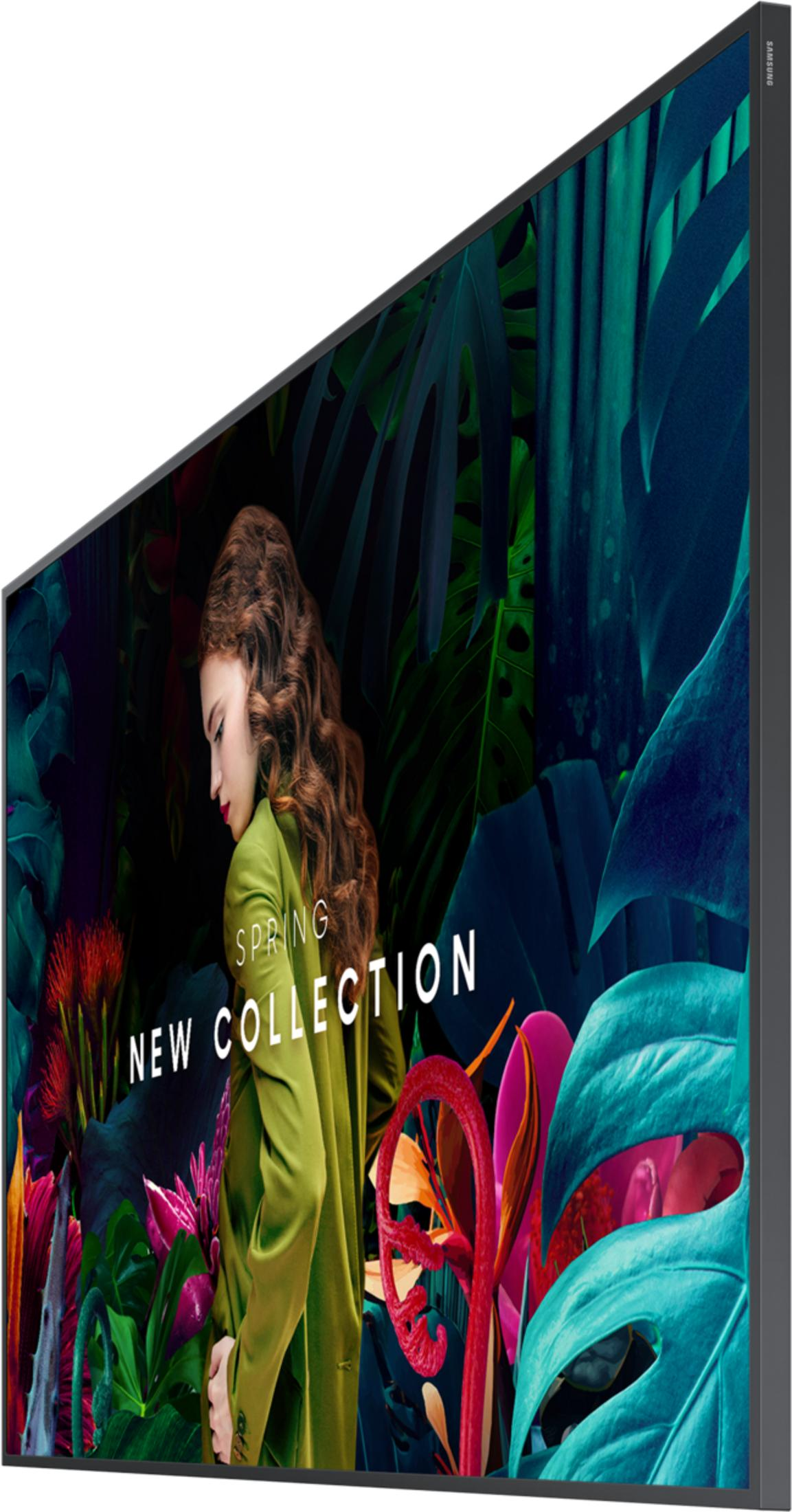 Donna in cappotto verde davanti a piante tropicali e testo "SPRING NEW COLLECTION"