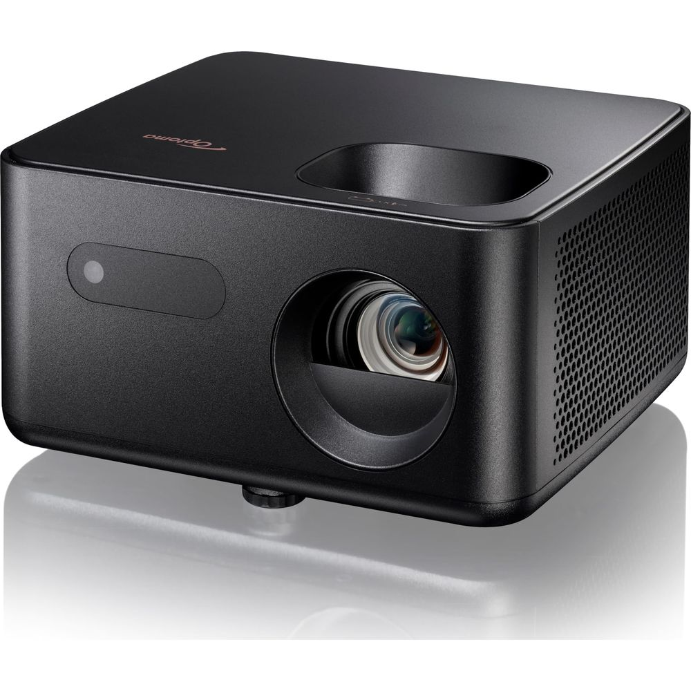 Un projecteur Optoma noir avec une ouverture d'objectif et une grille de ventilation.