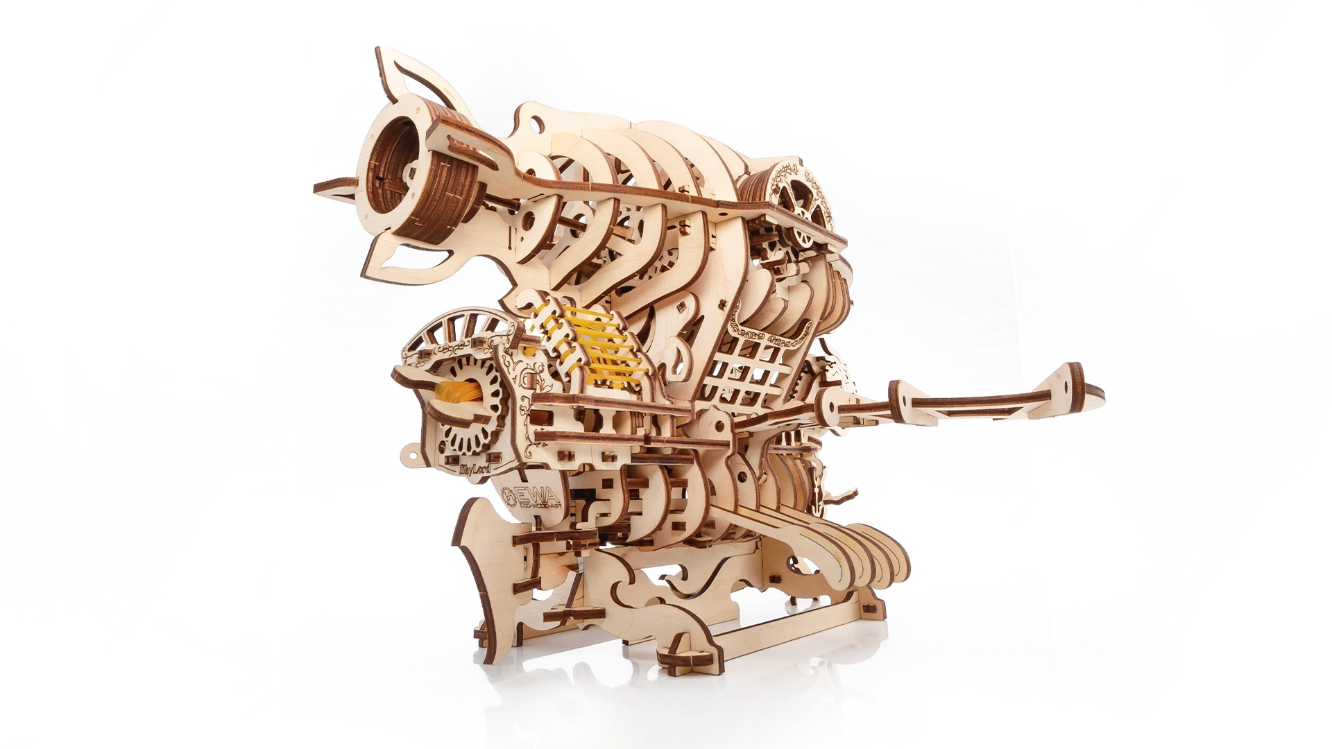 Ein detailliertes Holzmodell eines mechanischen Wesens mit Zahnrädern und Gummibändern.