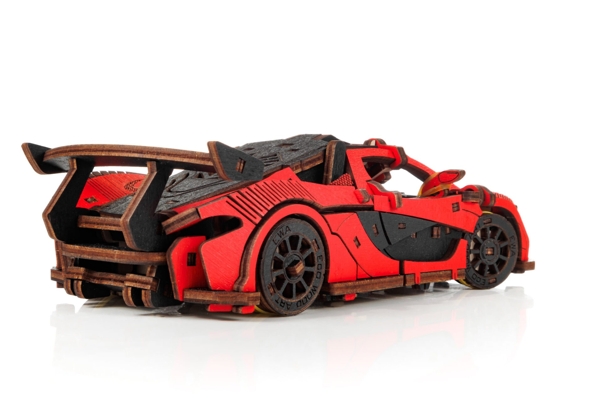 Un modèle en bois rouge et noir de voiture de sport avec un grand aileron arrière.