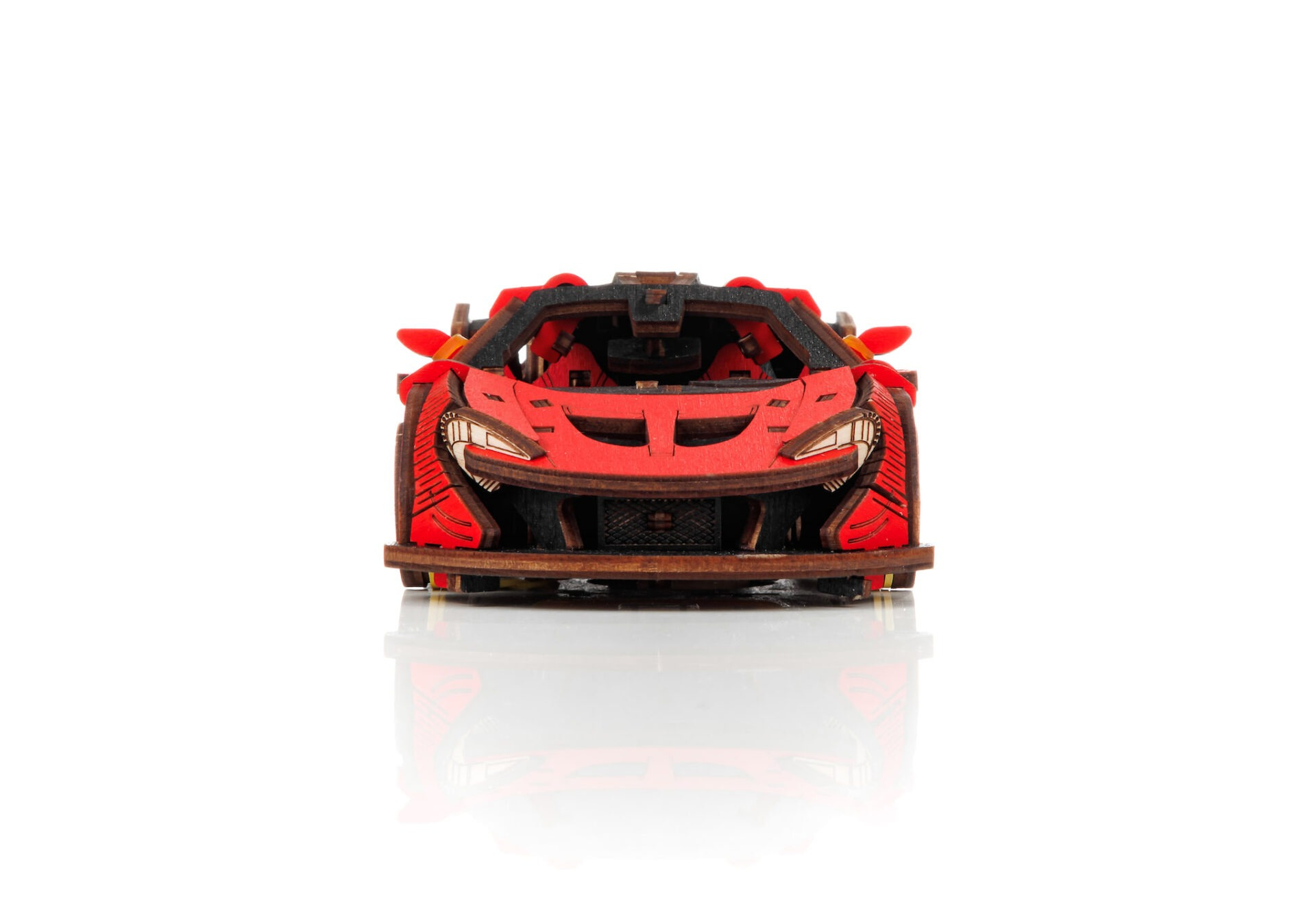 Un modèle de voiture de sport en bois rouge avec des détails sombres et une grille.
