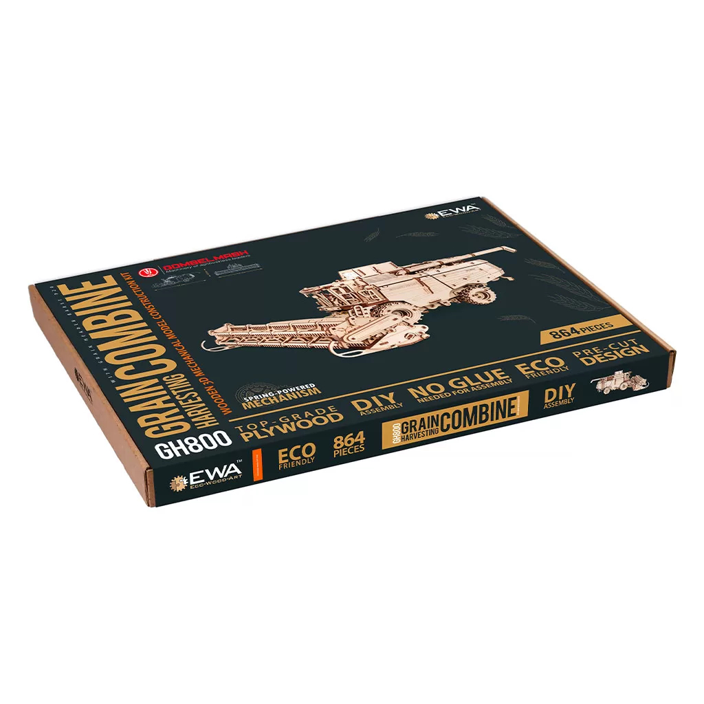 Verpackung eines Holzmodells eines Mähdreschers mit Aufschrift 'Grain Combine'.