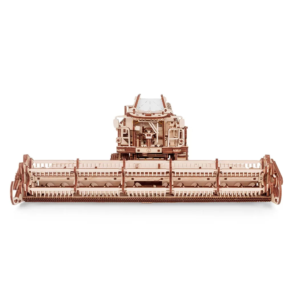 Ein detailliertes Holzmodell eines Mähdreschers mit breitem Schneidwerk.