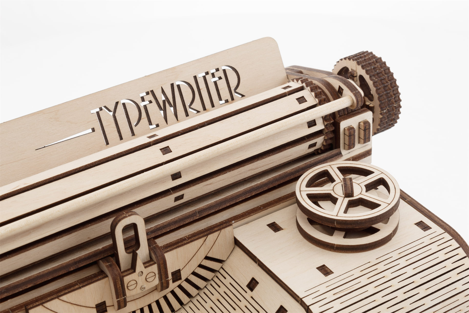 Ein Holzmodell einer Schreibmaschine mit dem Wort TYPEWRITER.