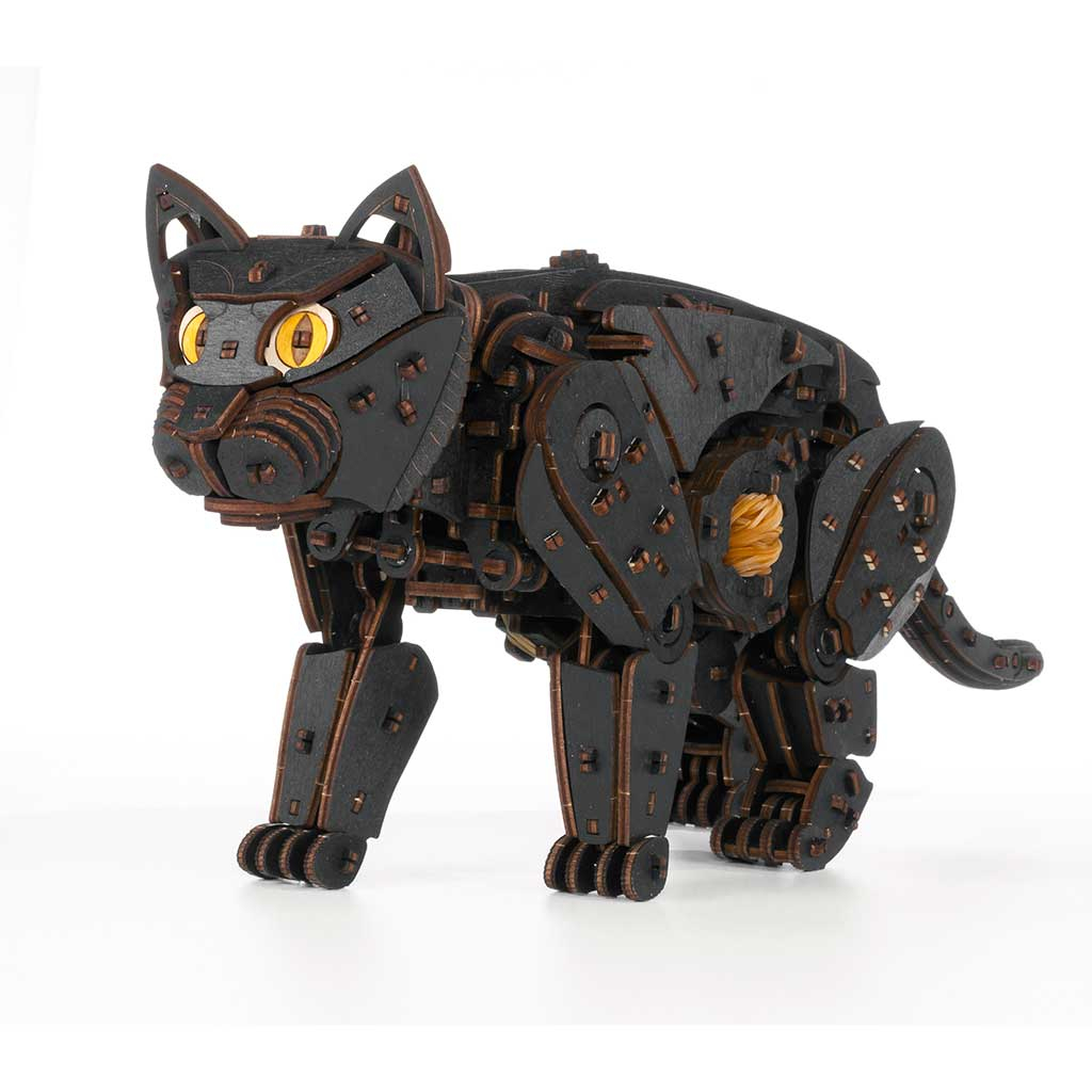 Ein schwarzes, mechanisches Katzenmodell aus Holz, mit gelben Augen und sichtbaren Zahnrädern.