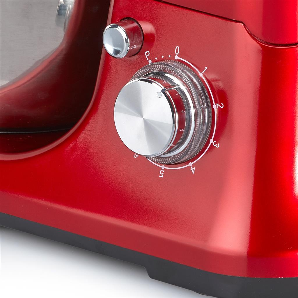 Primer plano de una batidora roja con dial plateado y mando de control de velocidad.