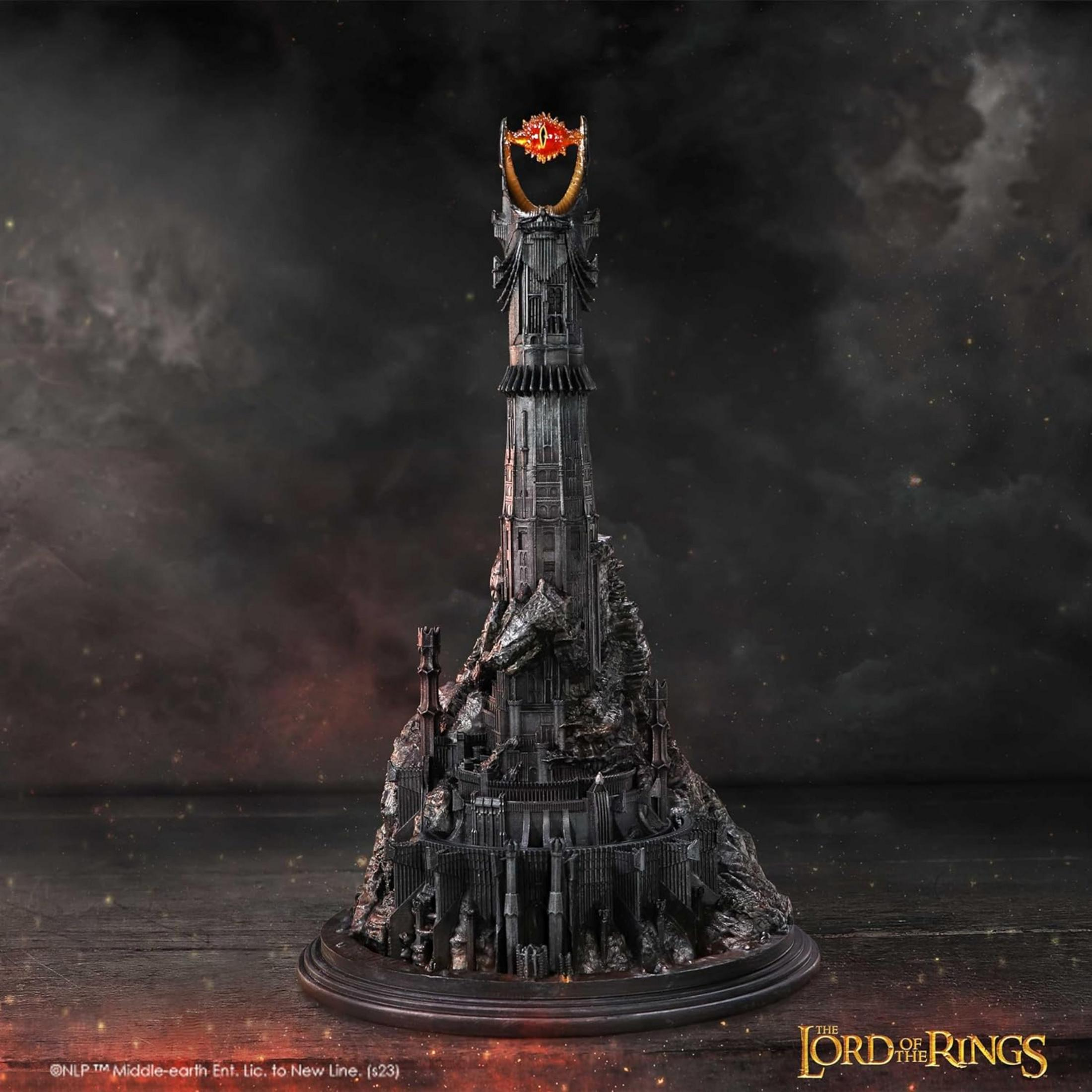 Donkere toren met rood oog bovenop, tegen rokerige, vurige achtergrond.