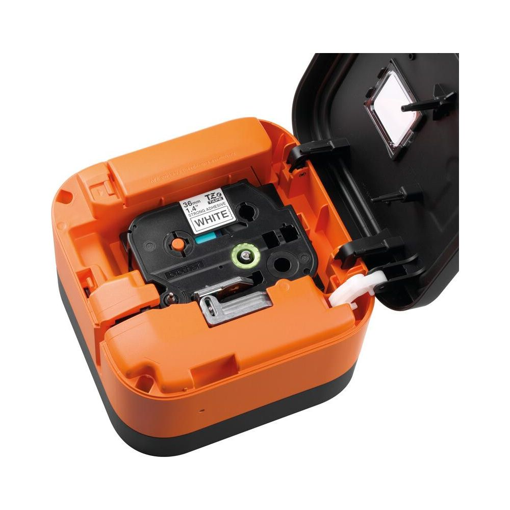 Pomarańczowo-czarna drukarka etykiet z otwartą pokrywą, pokazująca białą kasetę z taśmą.