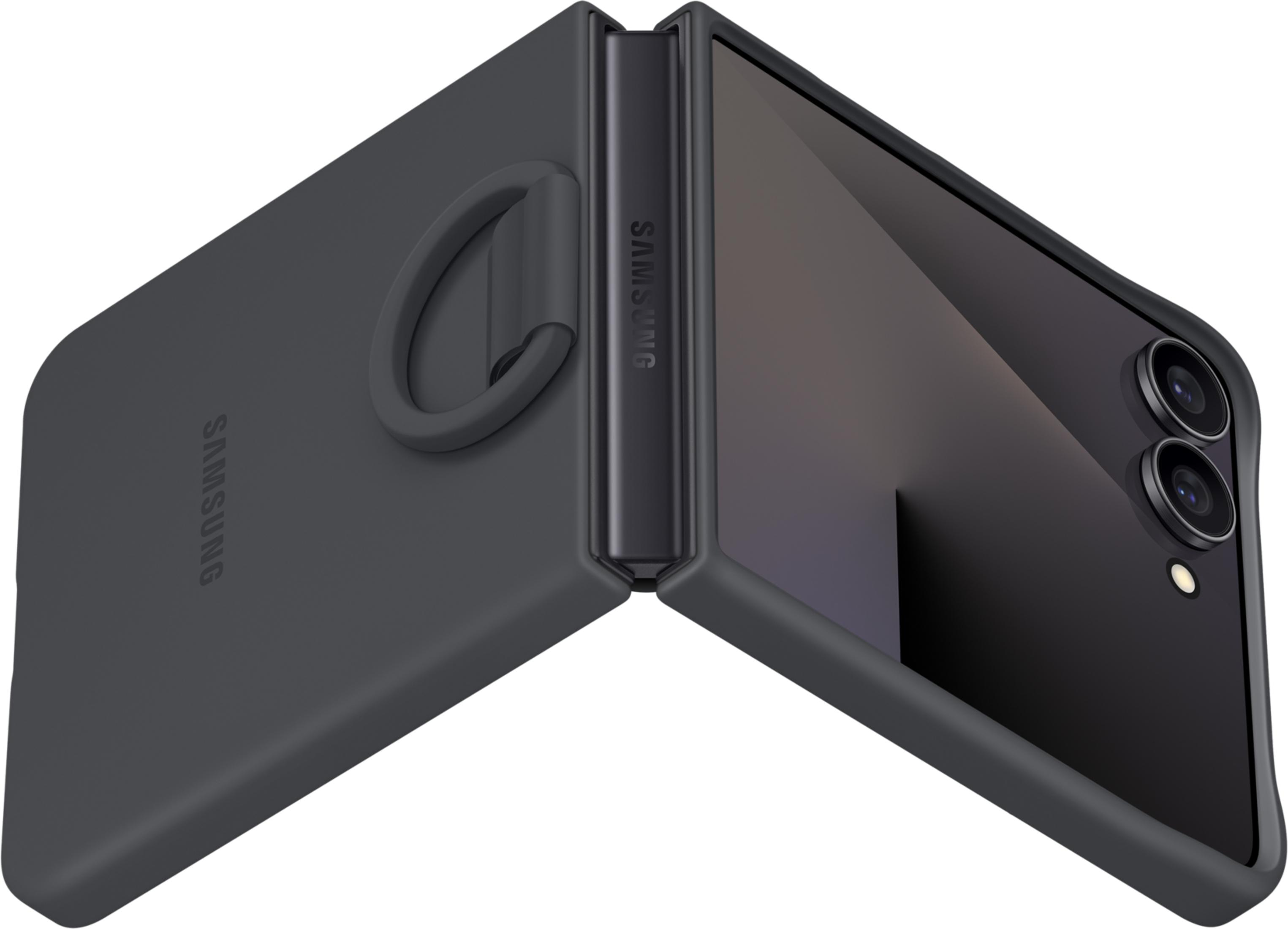 Un telefono flip grigio scuro con anello portaoggetti, parzialmente aperto. Logo Samsung su entrambe le metà.