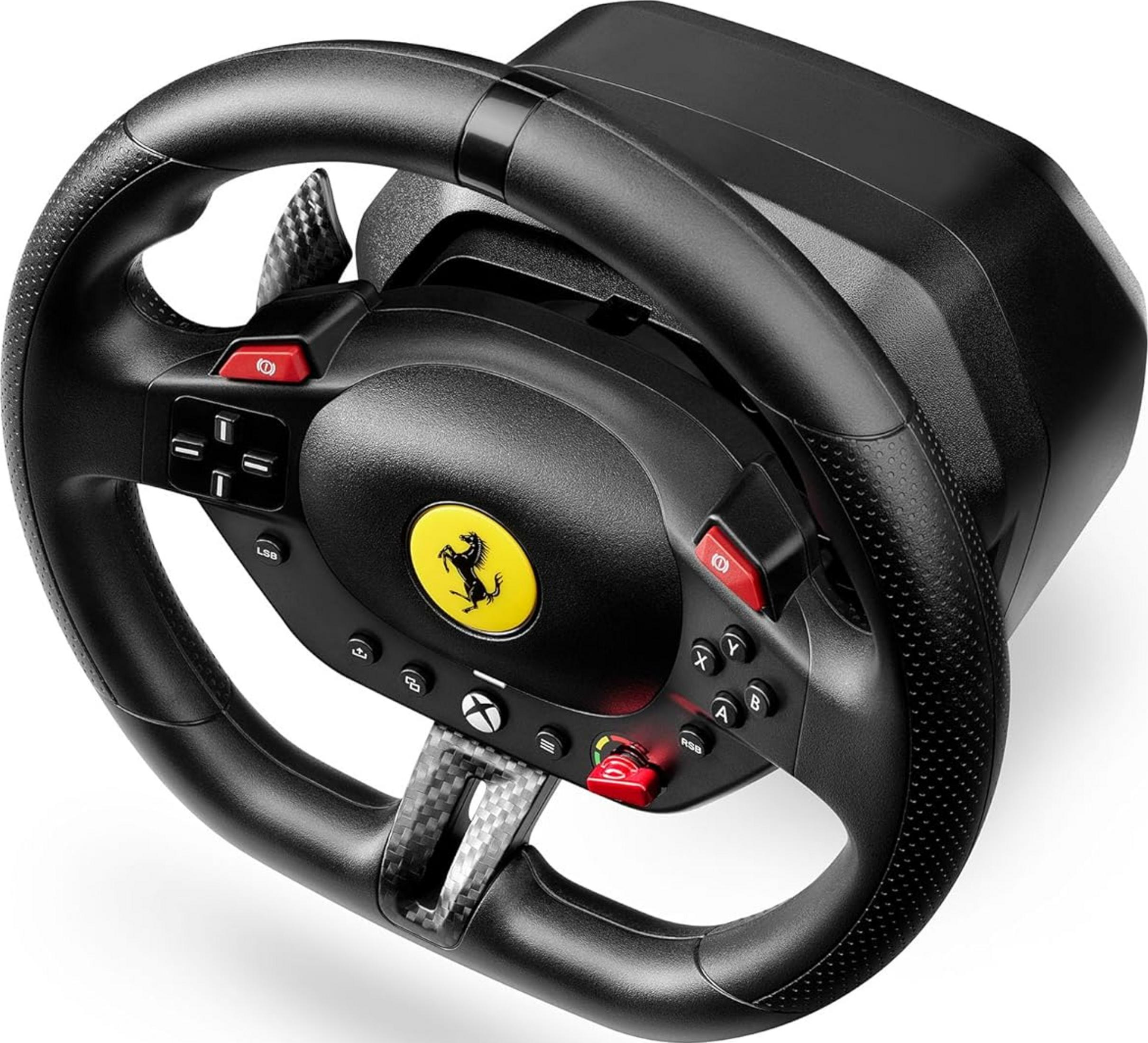 Volante de carreras negro con logo Ferrari, detalles de carbono y botones rojos.