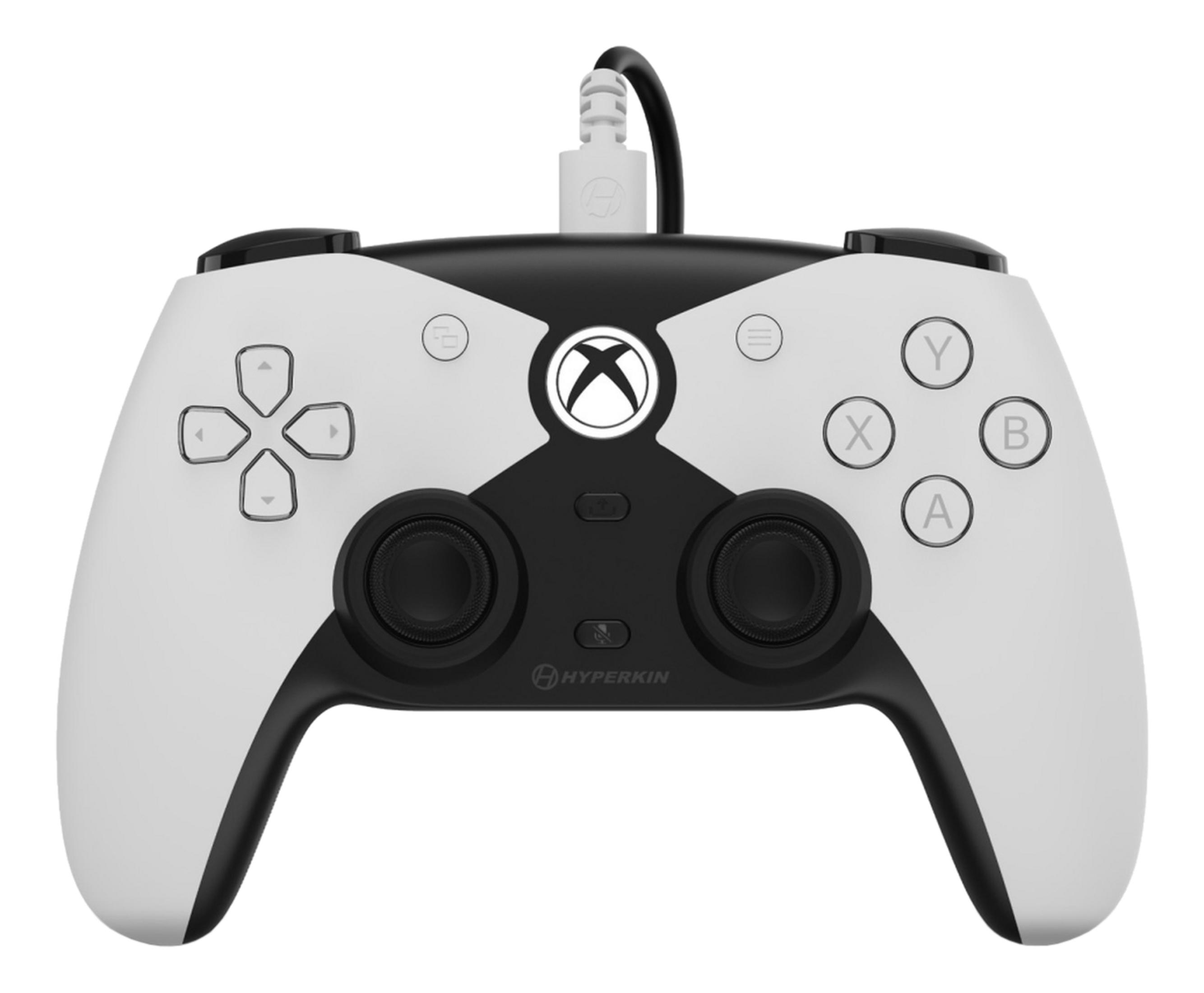 Controller Xbox bianco e nero con cavo collegato.