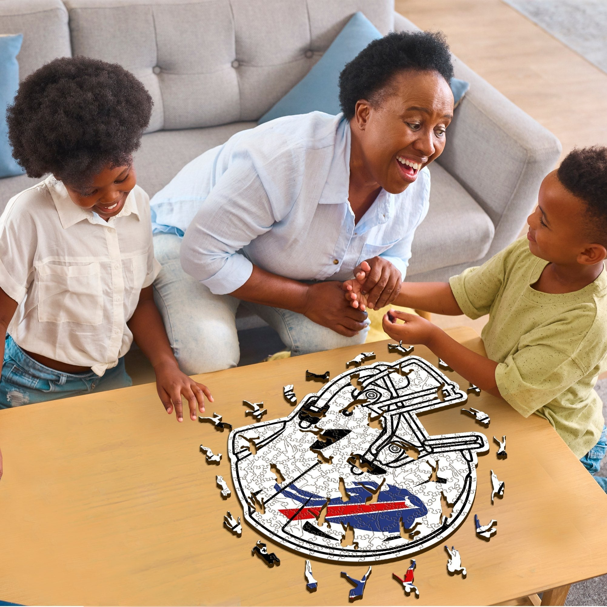 Eine Familie puzzelt ein Footballhelm-Bild mit Kindern und Großmutter.