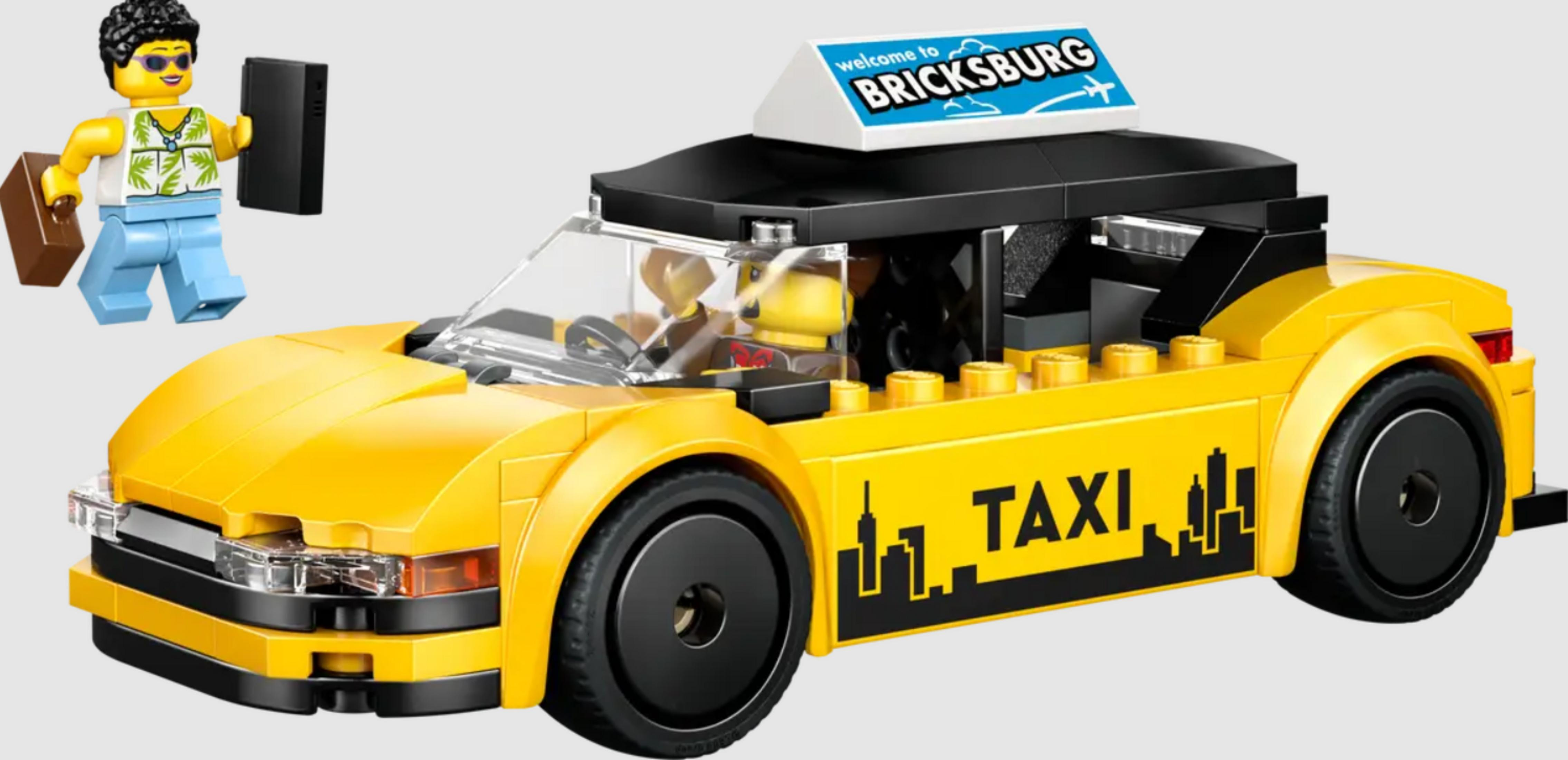 Żółta taksówka Lego z kierowcą i obok mężczyzna z bagażem.