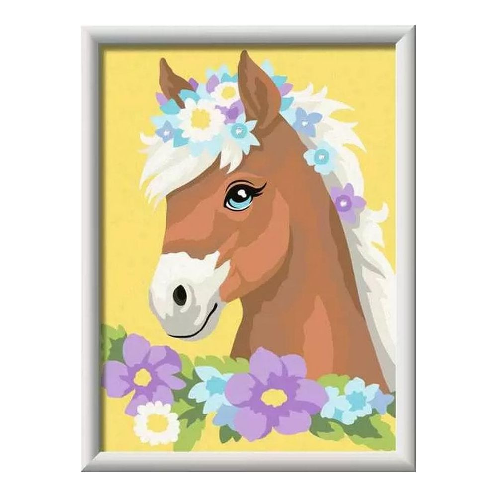 Un cavallo marrone con corona di fiori su sfondo giallo.