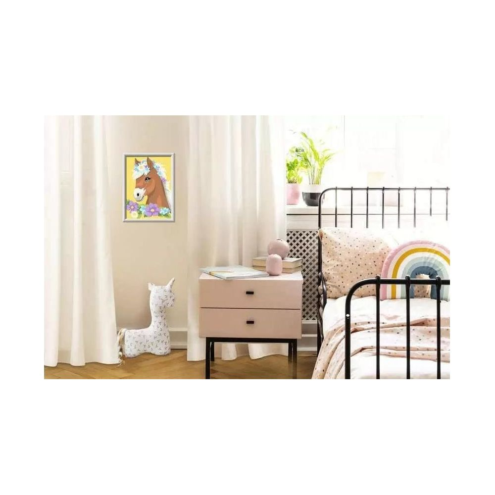 Un quadro di un cavallo con fiori su sfondo giallo.