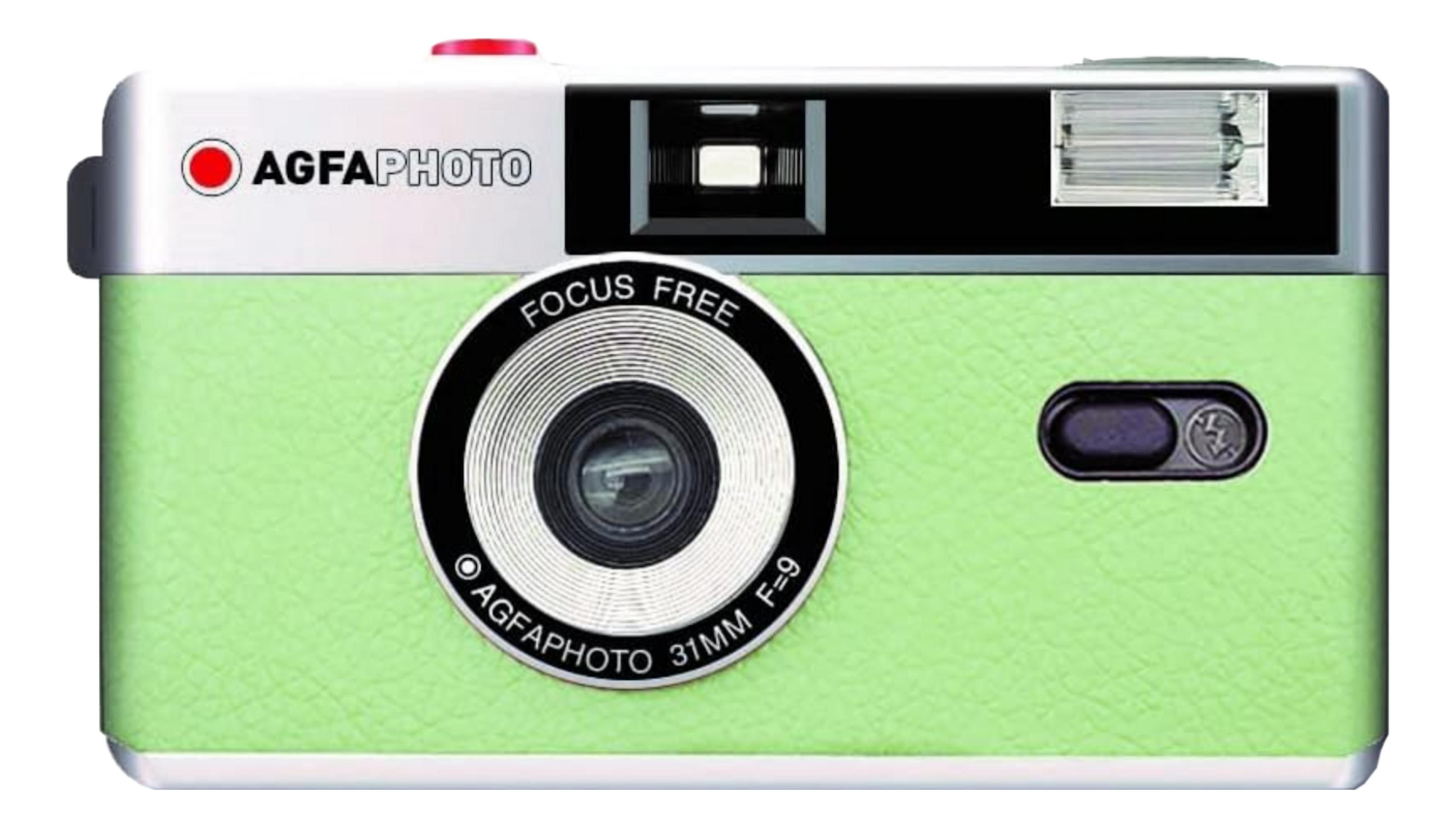 Jasnozielony aparat AgfaPhoto z czerwonym przyciskiem na górze.
