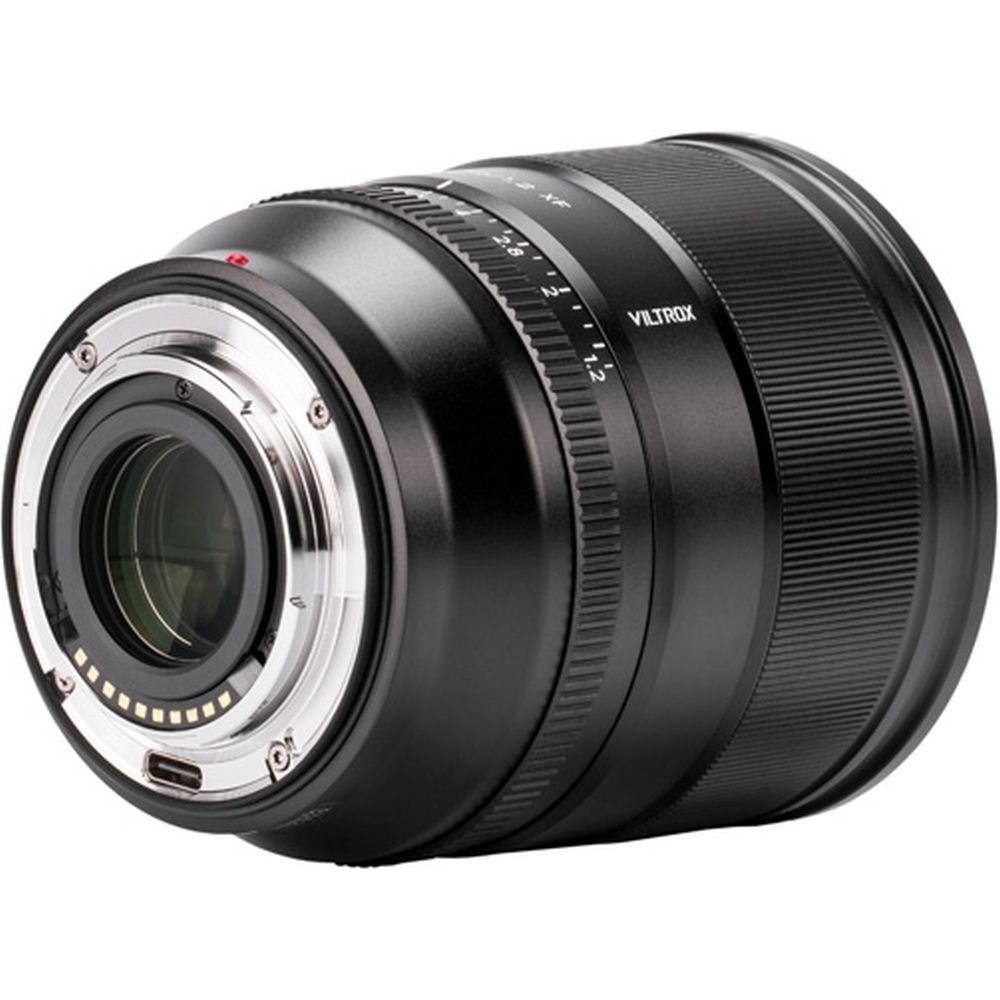 Un obiettivo per fotocamera nero con contatti e segni argentati.
