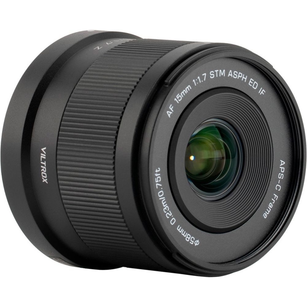 Ein schwarzes Viltrox APS-C Objektiv mit AF 15mm 1:1.7 STM ASPH ED IF.