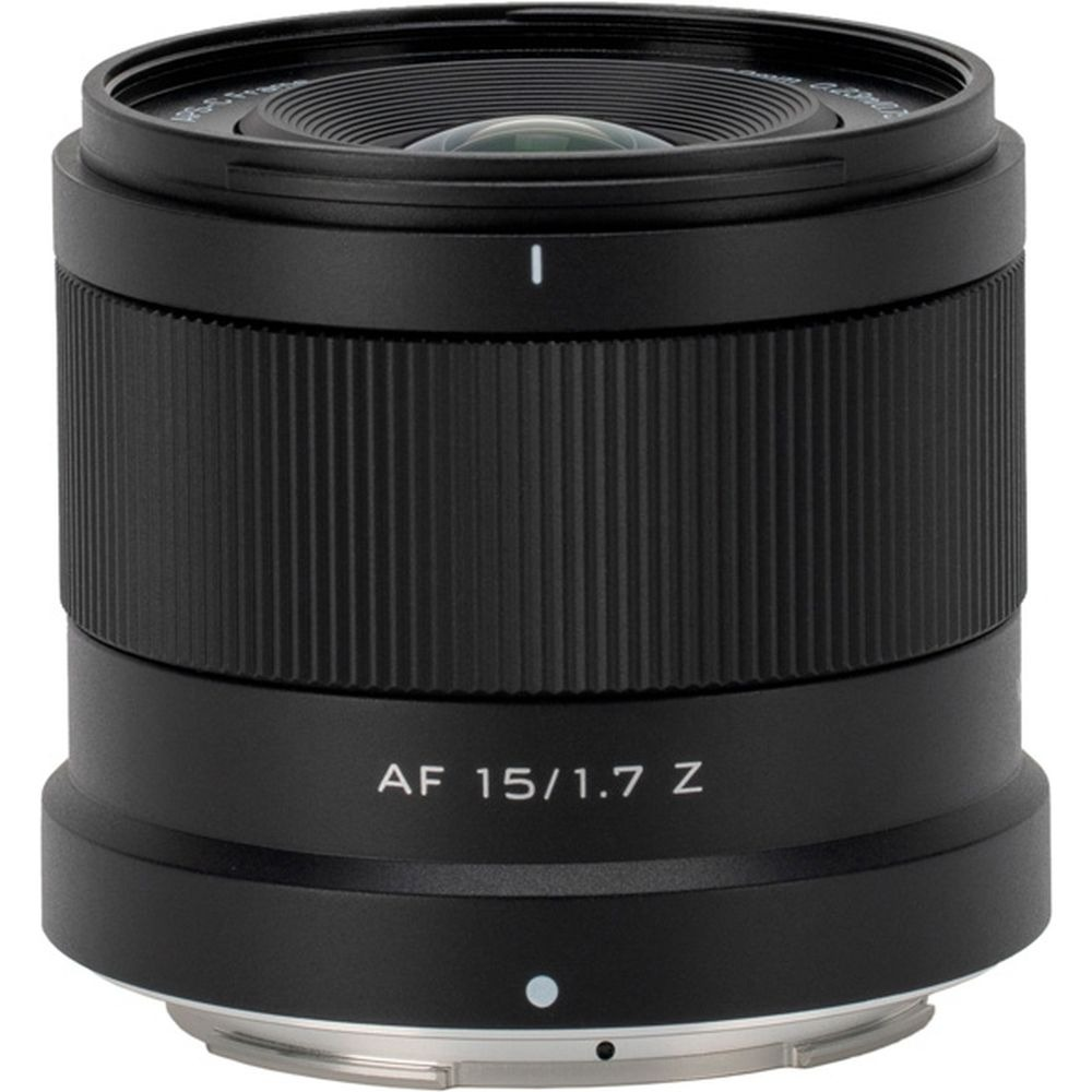 Ein schwarzes Kameraobjektiv mit der Aufschrift "AF 15/1.7 Z" und einer Markierung.
