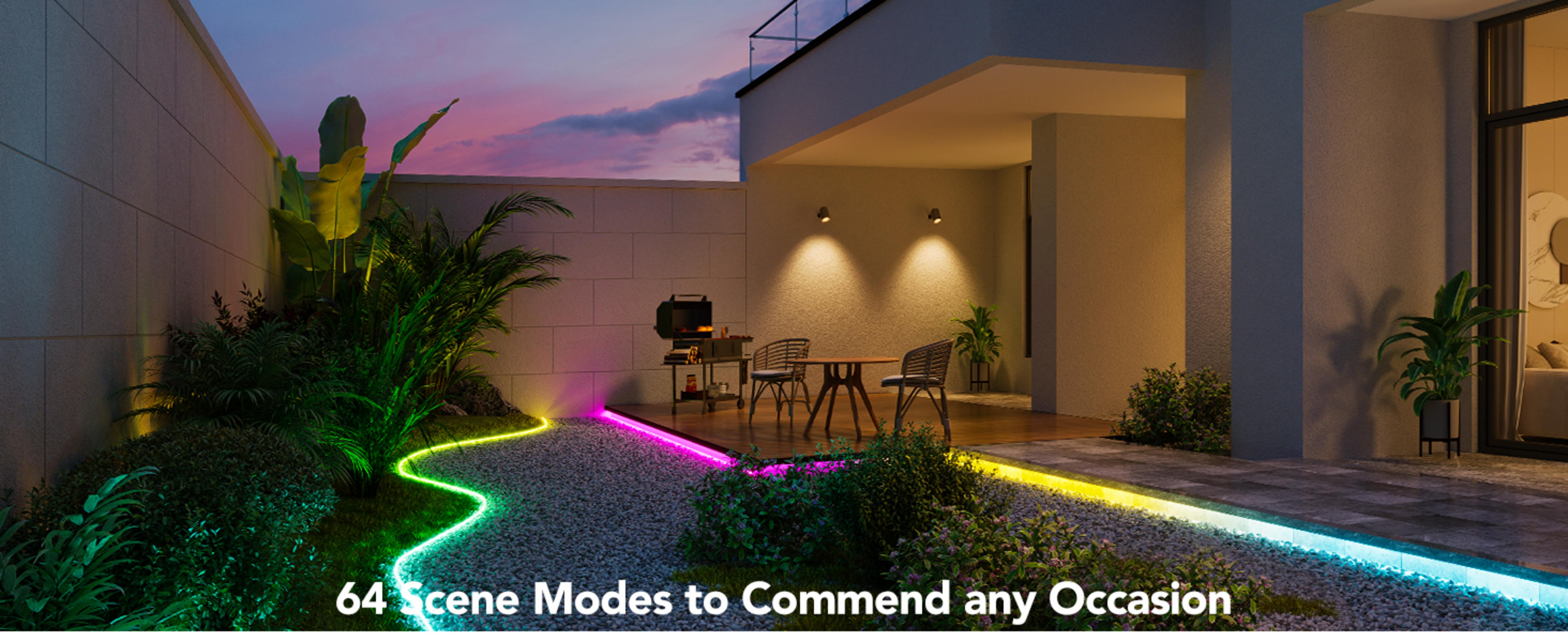 Giardino illuminato con grill, tavolo e sedie al tramonto.